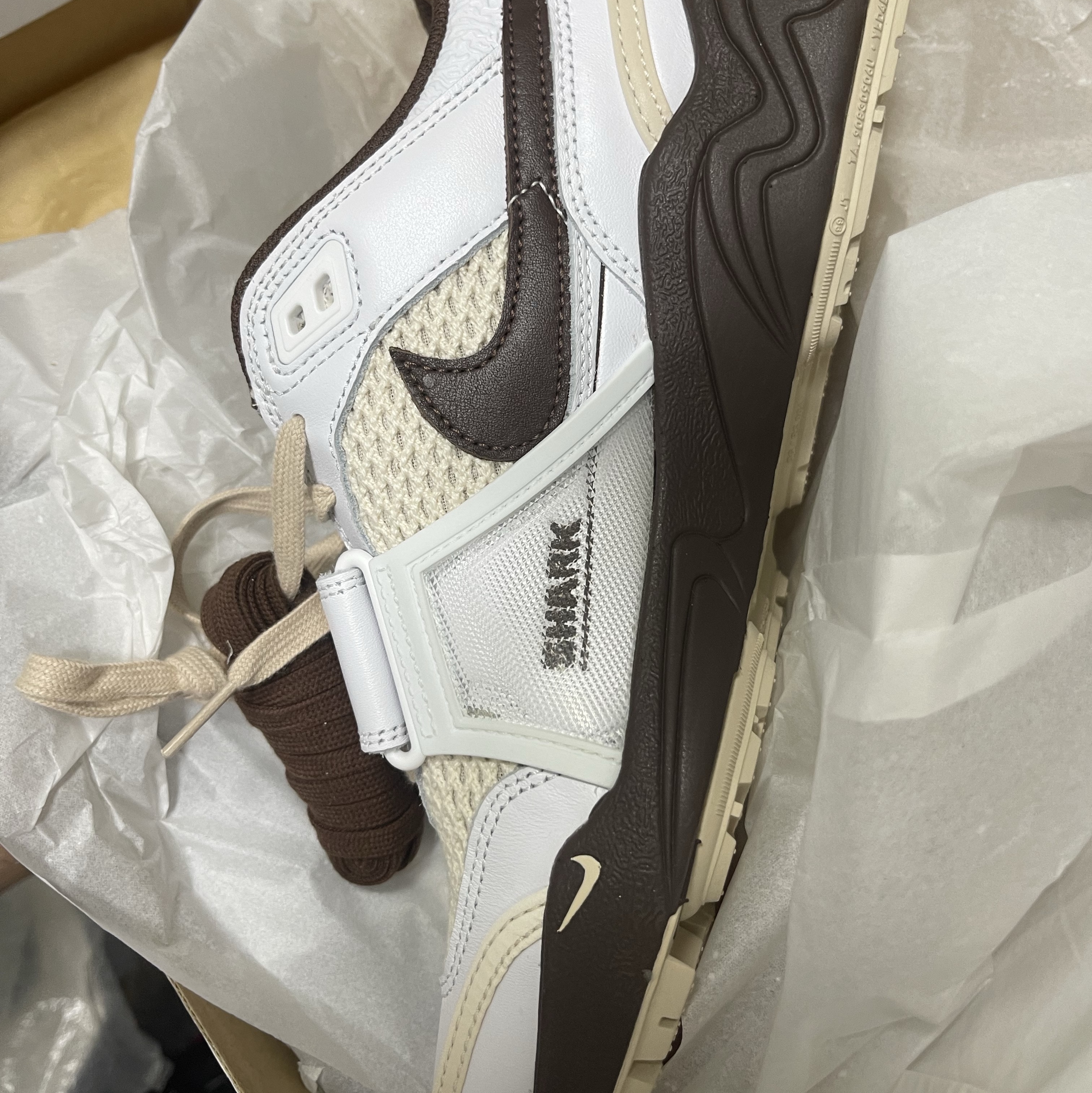 Nike x Travis Scott Zoom Field Jaxx White and Light Chocolate 착용 스타일