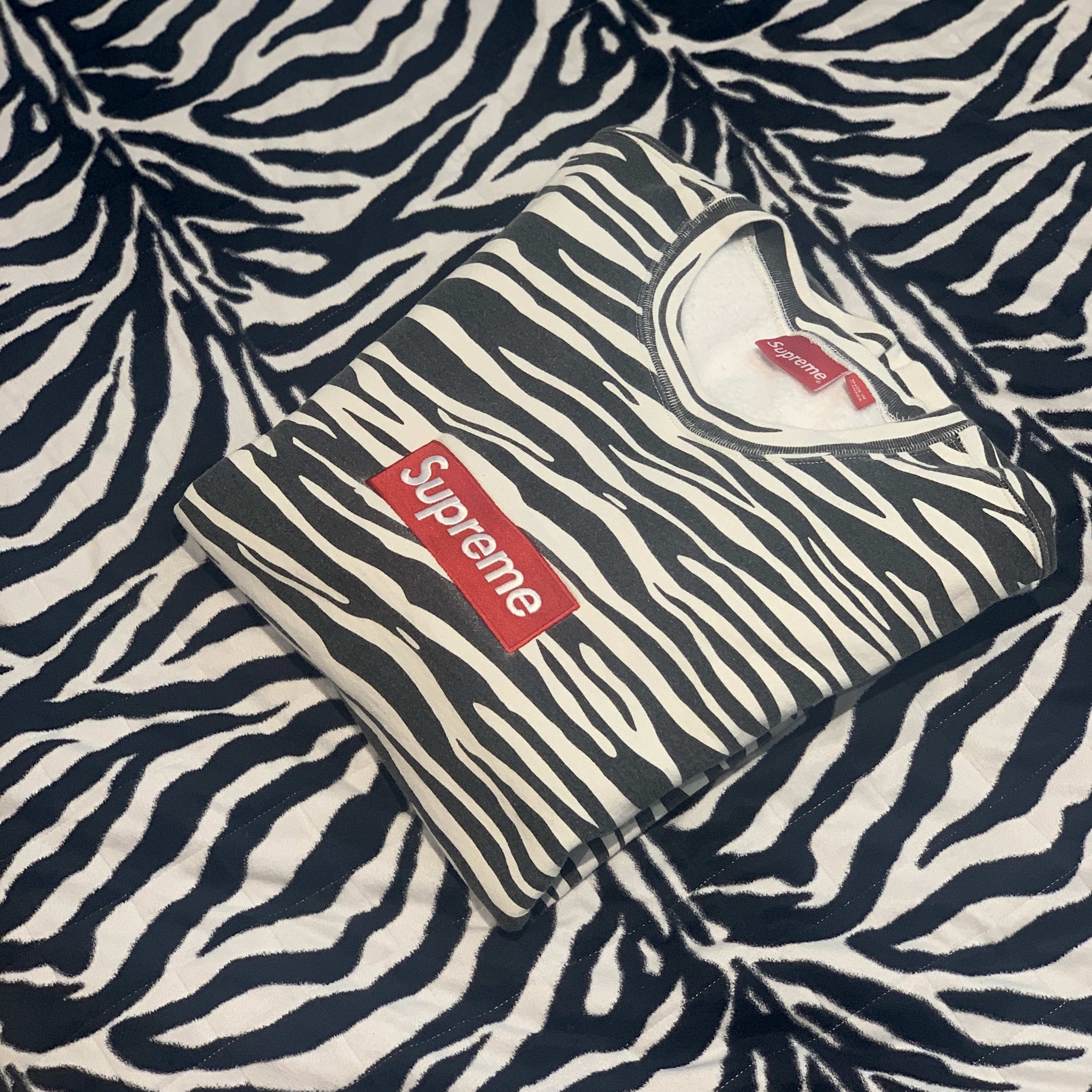 Supreme Box Logo Crewneck Zebra - 22FW 착용 스타일