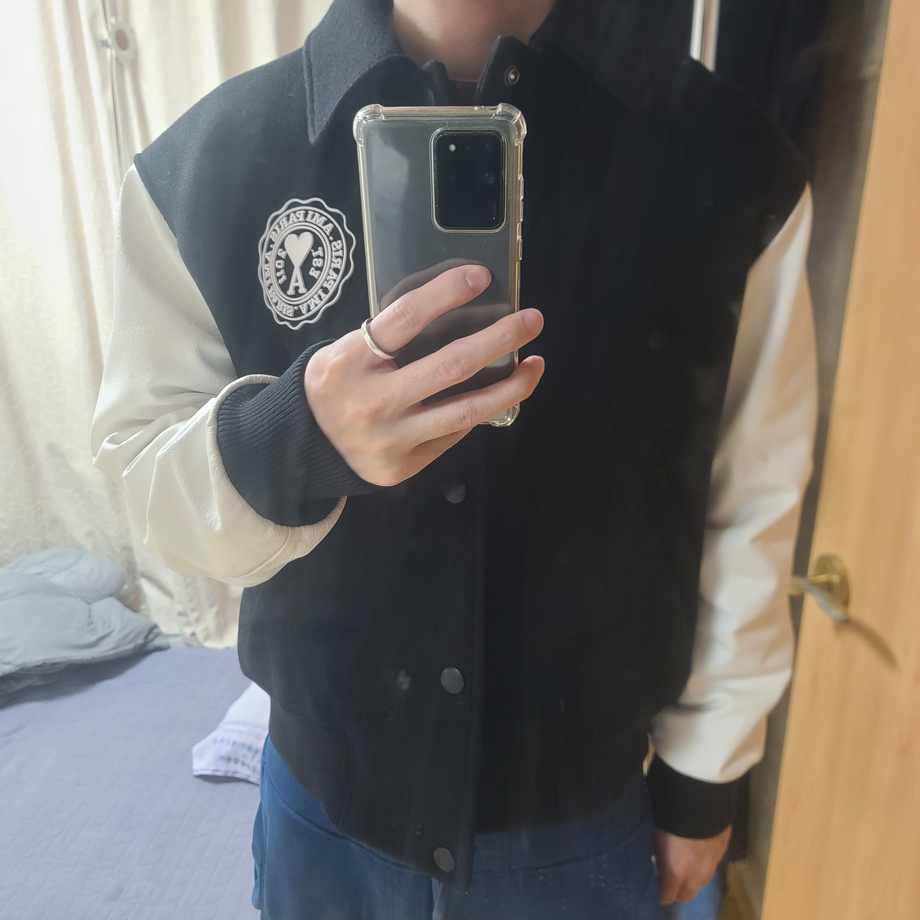 AMI de Coeur Patch Teddy Jacket Black 착용 스타일