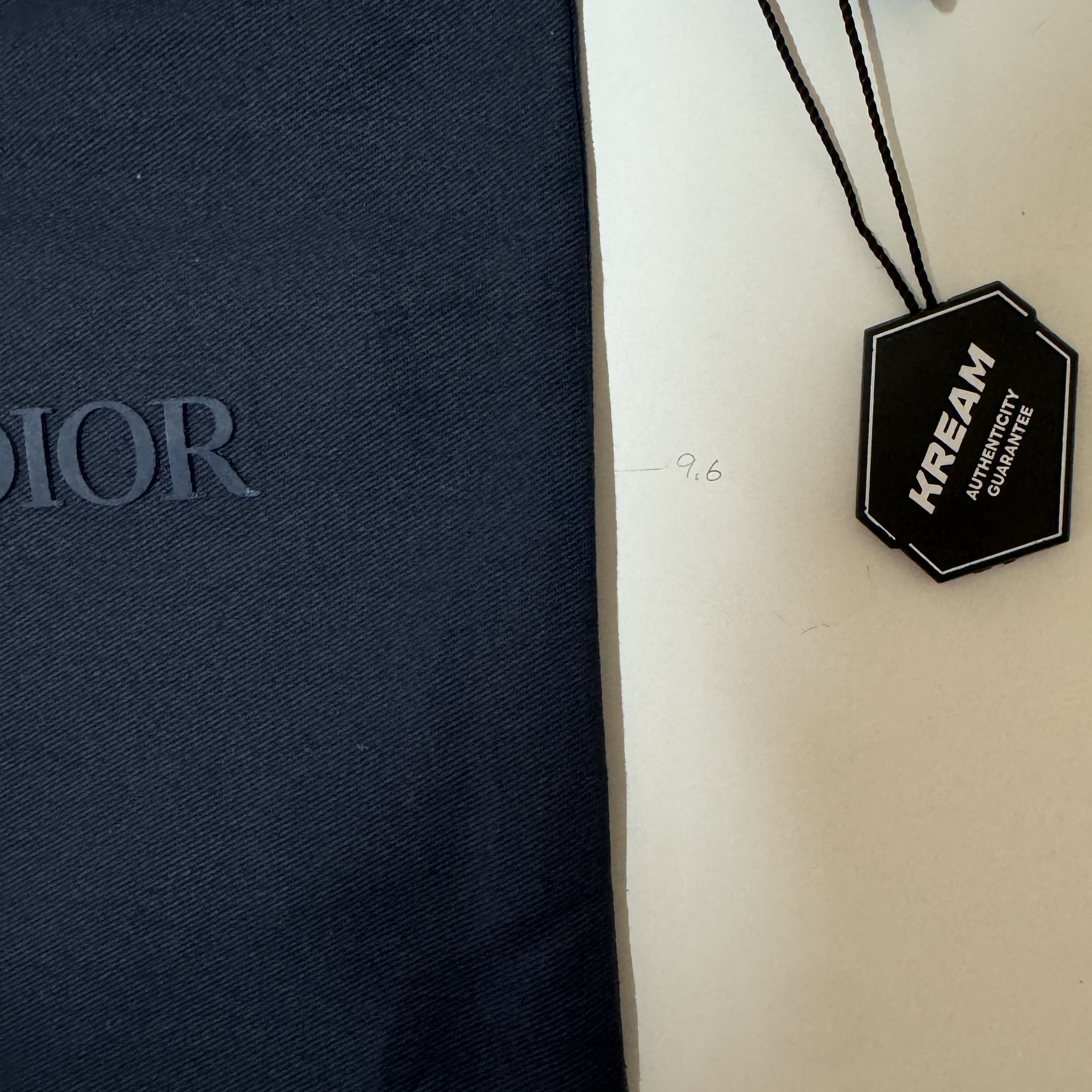 Dior Compact Wallet Beige & Black Dior Oblique Jacquard 착용 스타일