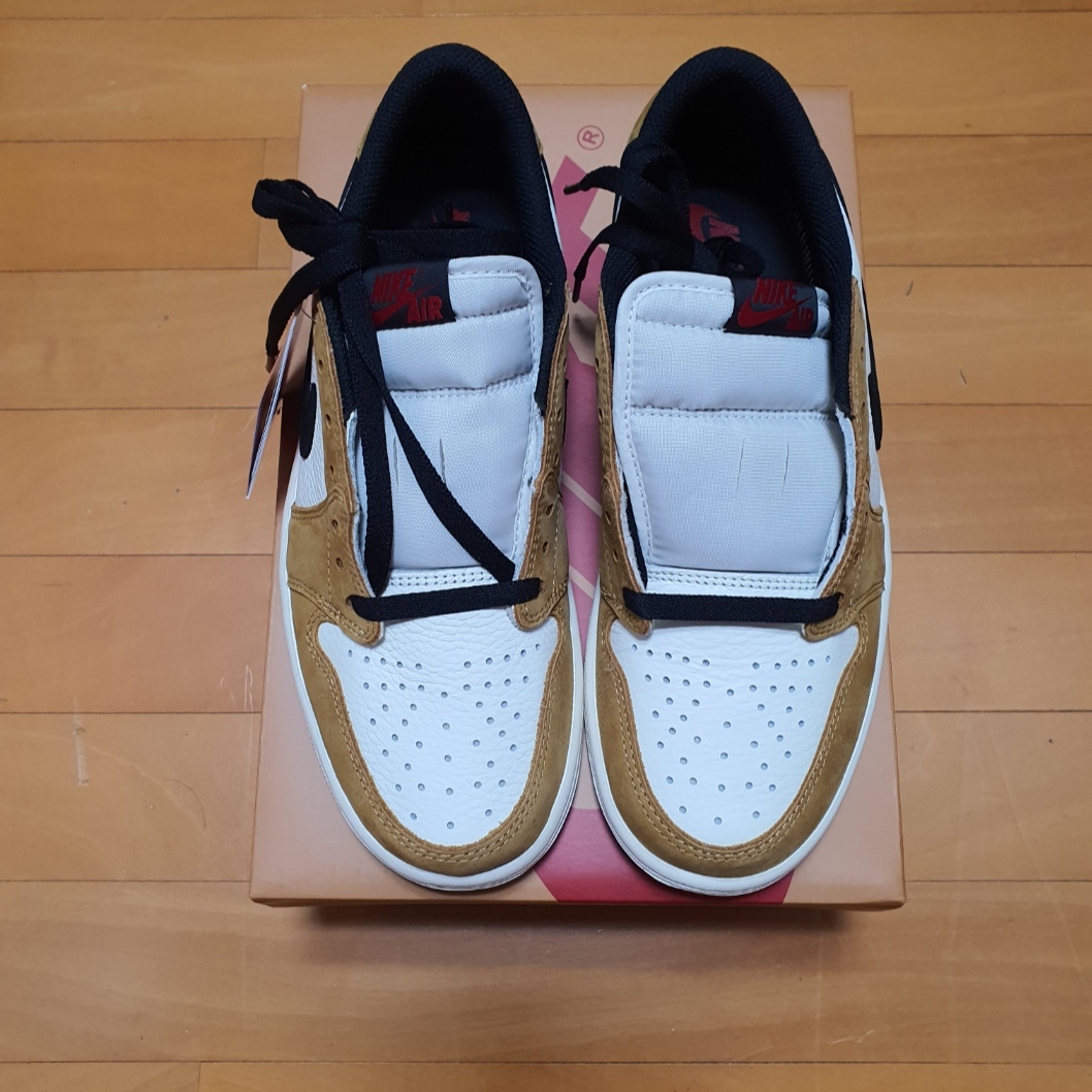 Jordan 1 Low OG Sail and Golden Harvest 착용 스타일