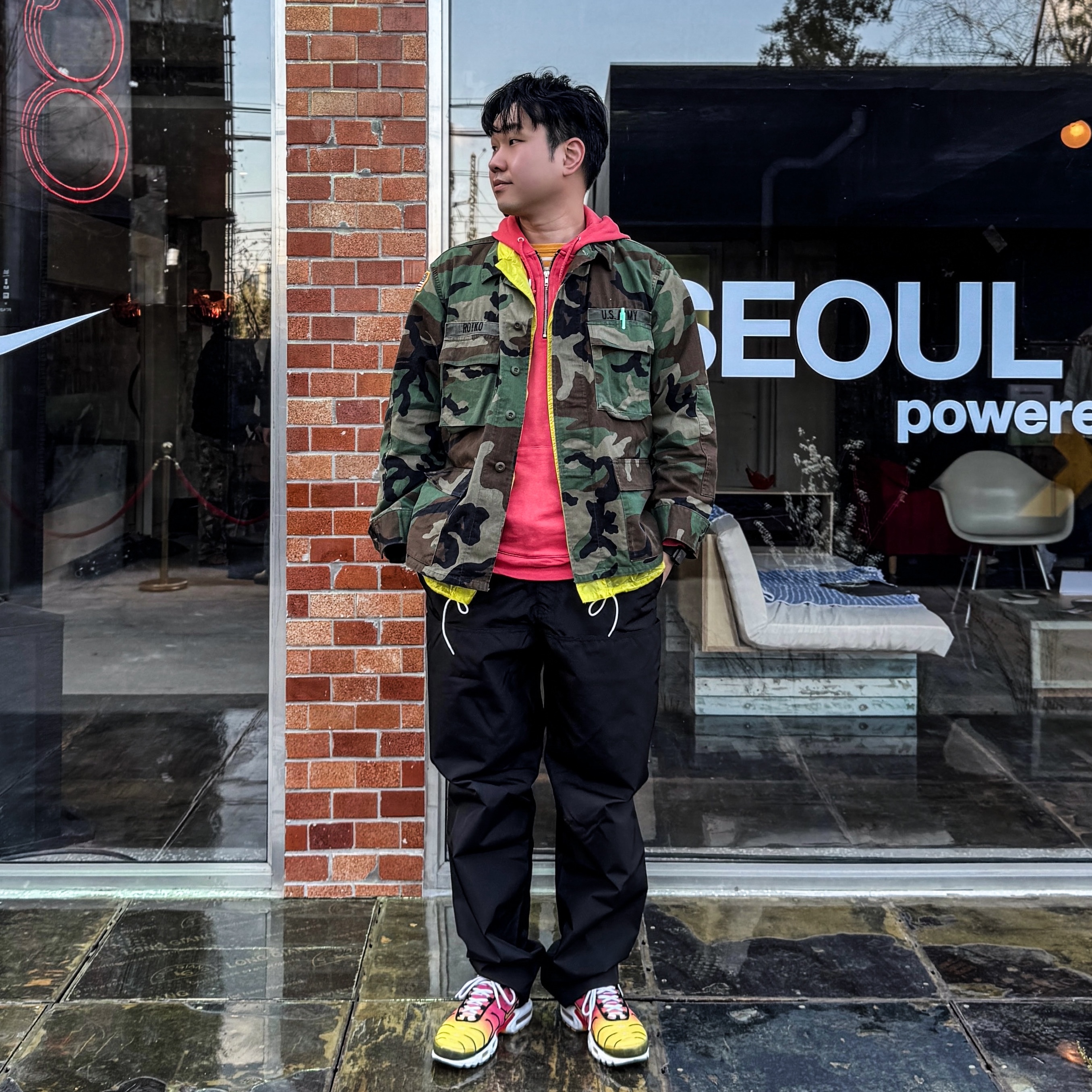 Nike Air Max Plus Gold and Raspberry Red, Yeezy Gap Cordura Cargo Pant Black 착용 스타일 - 1