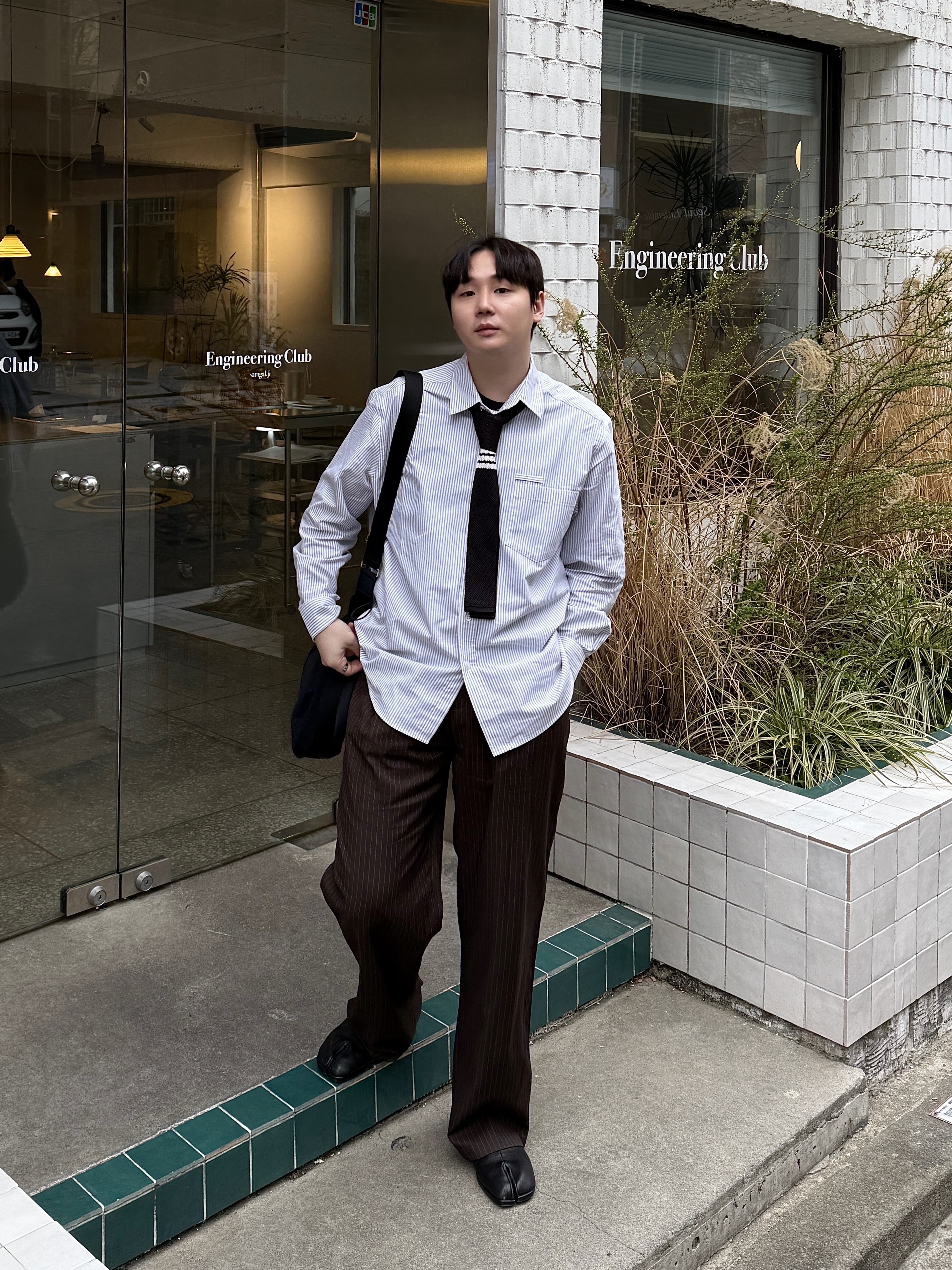 Maison Margiela Slip-On Tabi Shoes Black, Thom Browne Silk Knit 4-Bar Tie Black 착용 스타일 - 2