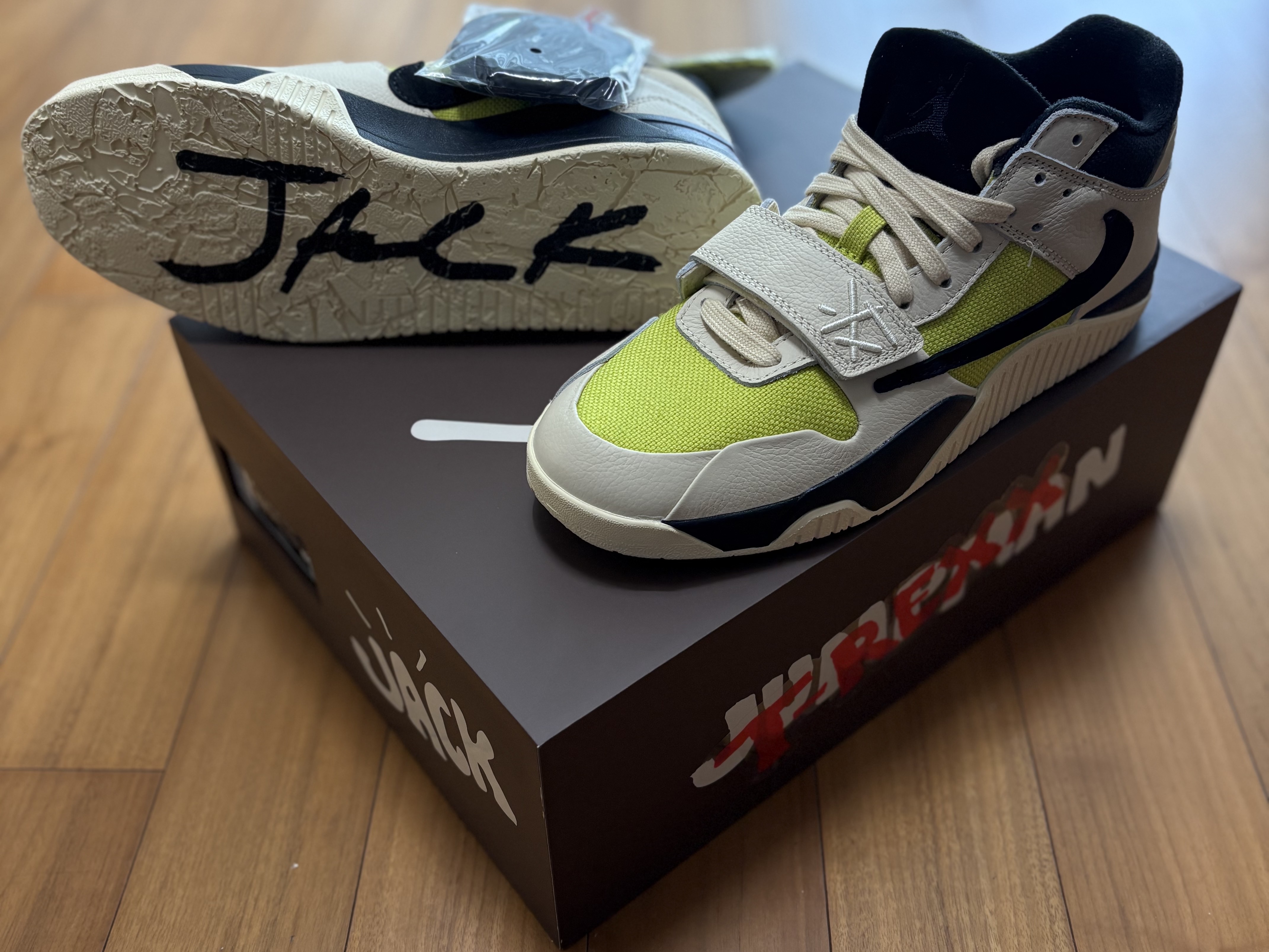 Jordan x Travis Scott Jumpman Jack TR Bright Cactus, Jordan 1 x Travis Scott Retro Low OG SP Reverse Olive 착용 스타일 - 2