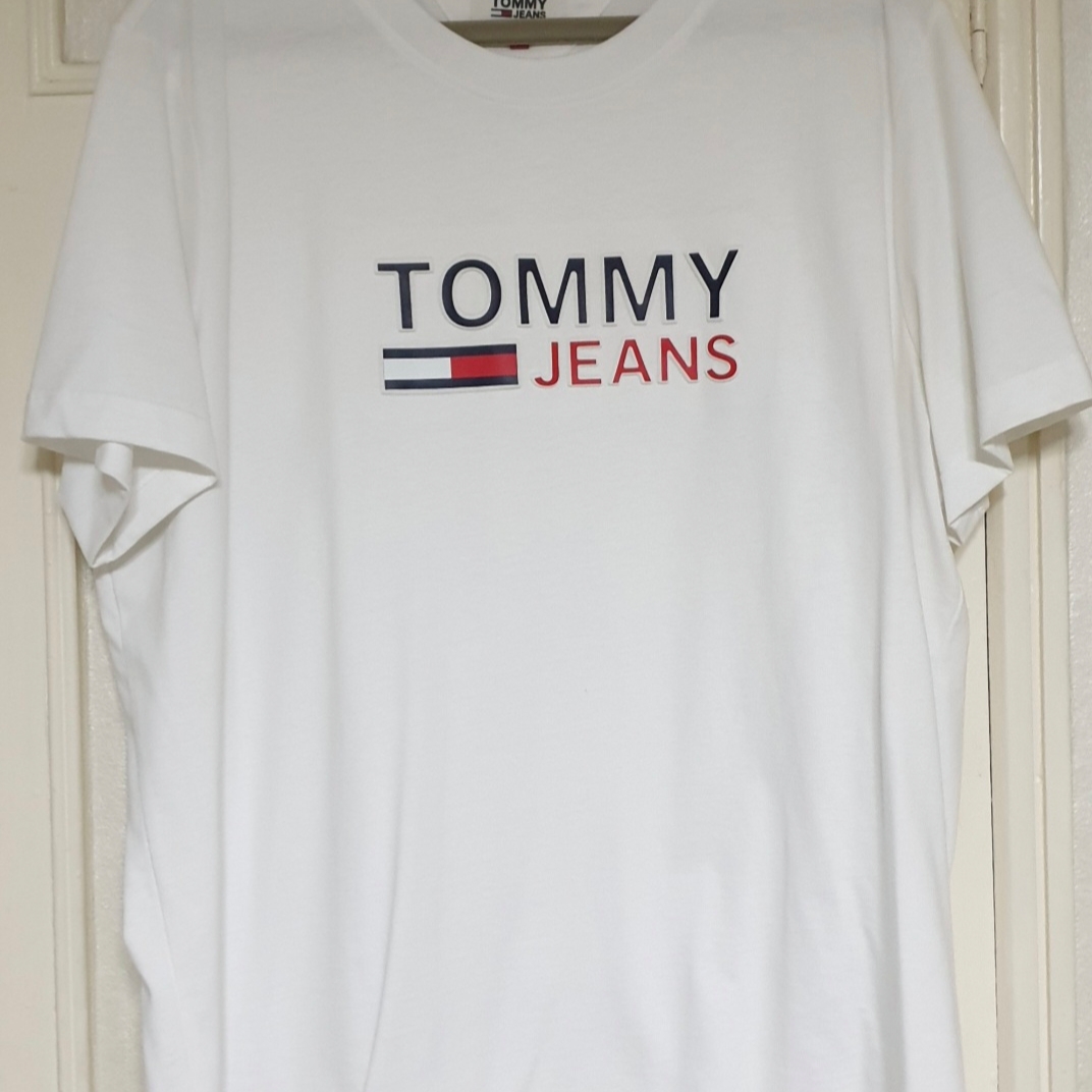 Tommy Hilfiger Logo T-Shirt White, Vans Authentic Red 착용 스타일 - 1