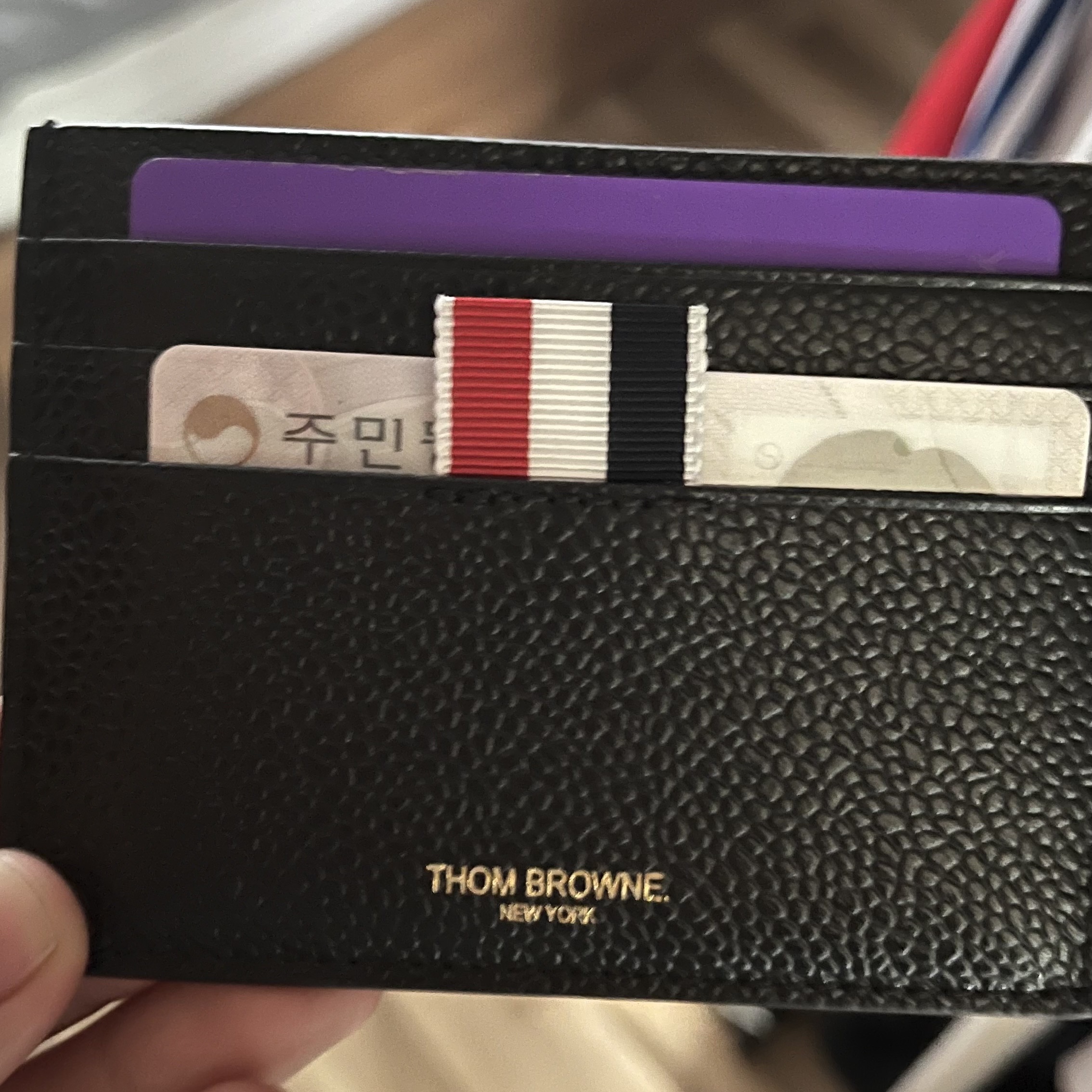 Thom Browne Pebble Grain Leather Stripe Note Compartment Card Holder Black 착용 스타일