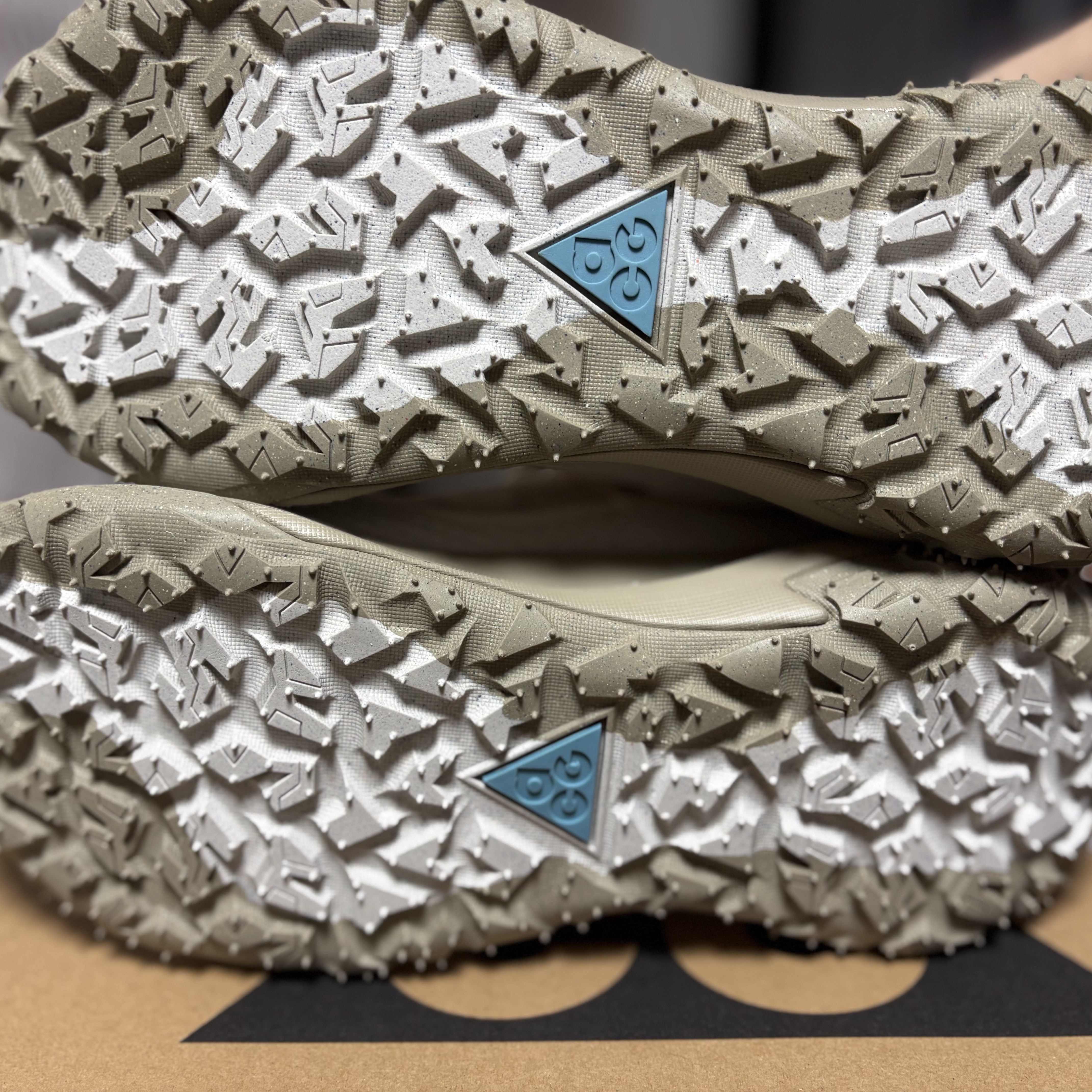 Nike ACG Mountain Fly 2 Low Light Orewood Brown Khaki 착용 스타일 - 6