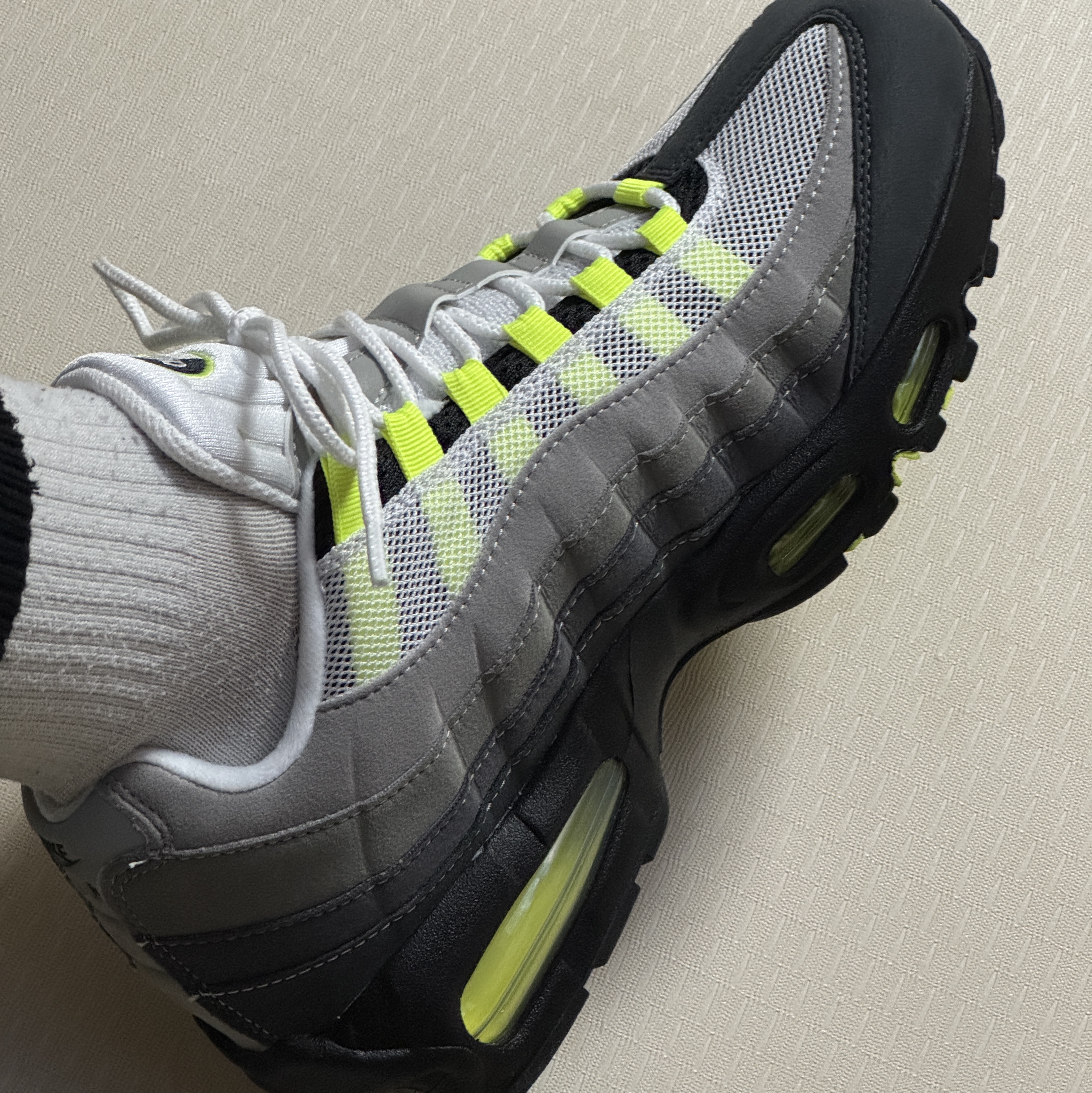 Nike Air Max 95 OG Neon 착용 스타일