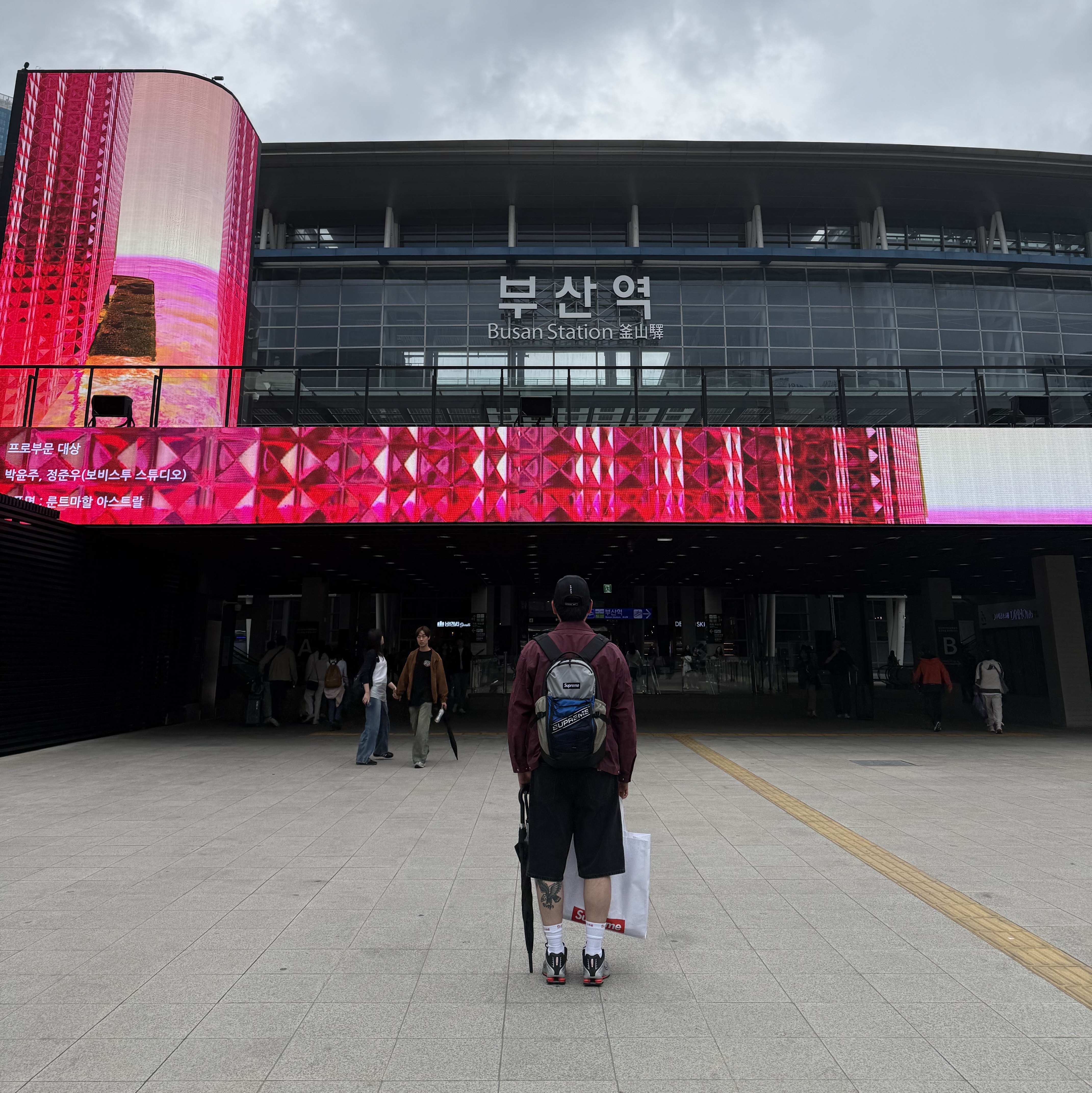 Supreme x Nike Running Hat Black - 25SS, Supreme x Stone Island Reactive Ice Camo Ripstop Jacket Red - 22SS 착용 스타일 - 2