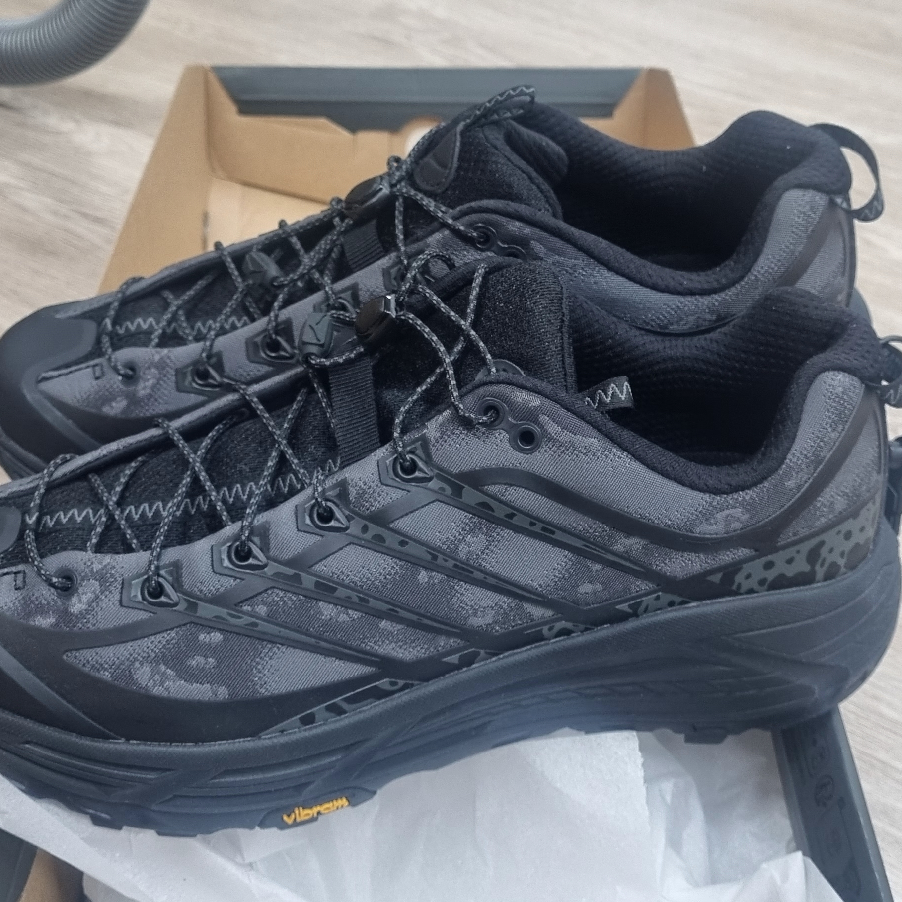 Hoka Mafate Three2 Tech Stealth Black 착용 스타일 - 2