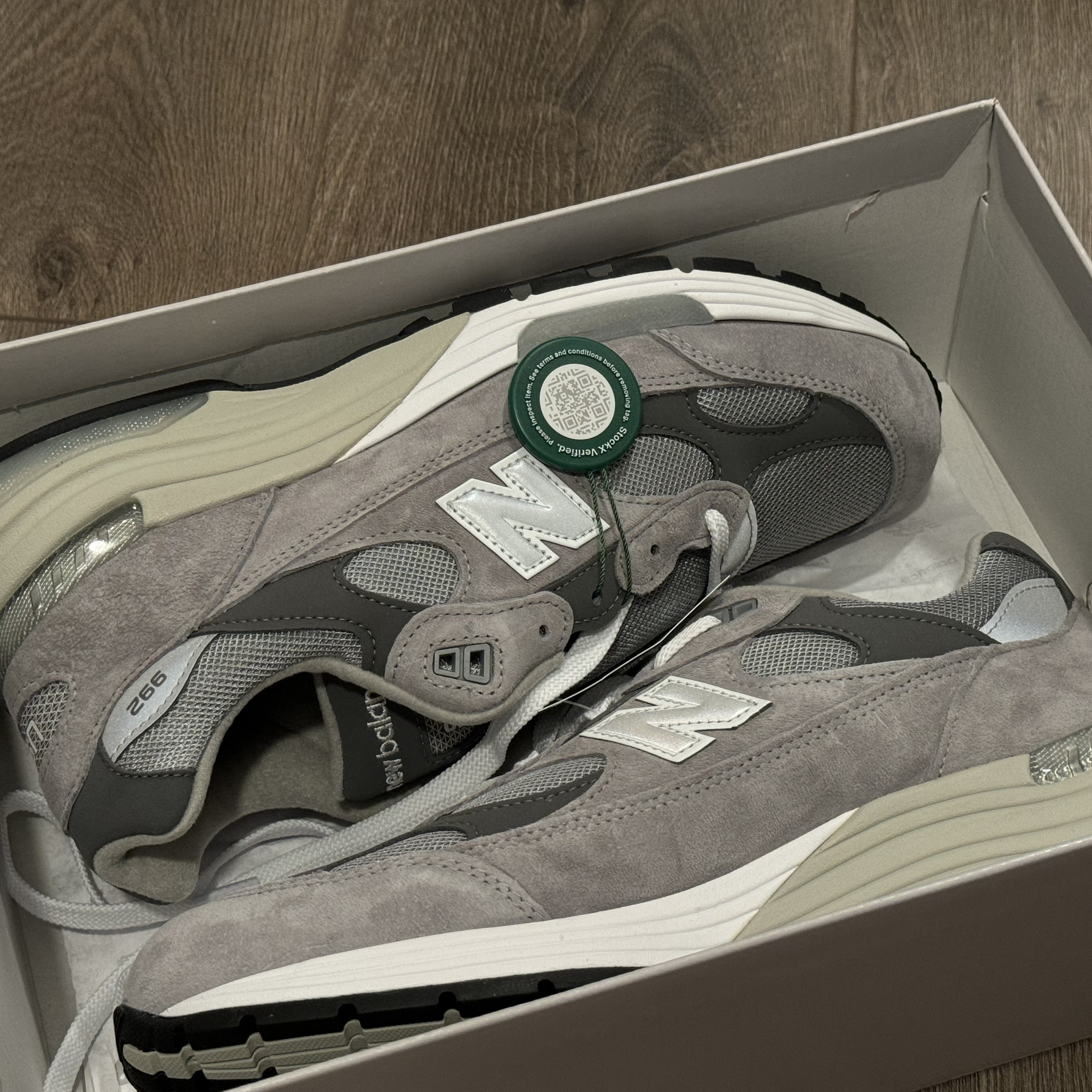 New Balance 992 Made in USA Core Grey Silver Metallic 착용 스타일 - 2
