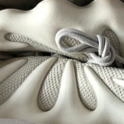 Adidas Yeezy 450 Cloud White 착용 스타일