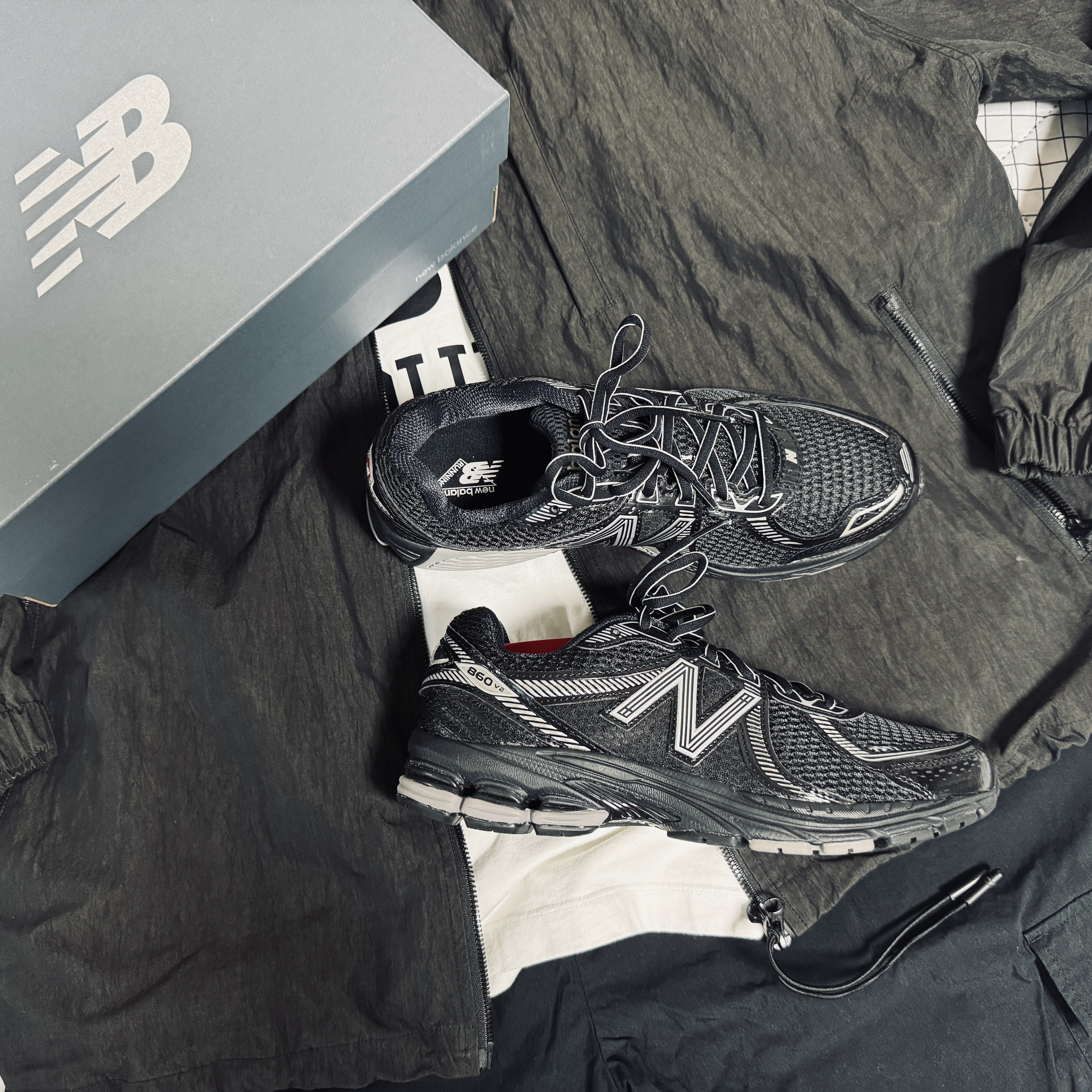 New Balance 860v2 Black Grey 착용 스타일 - 1