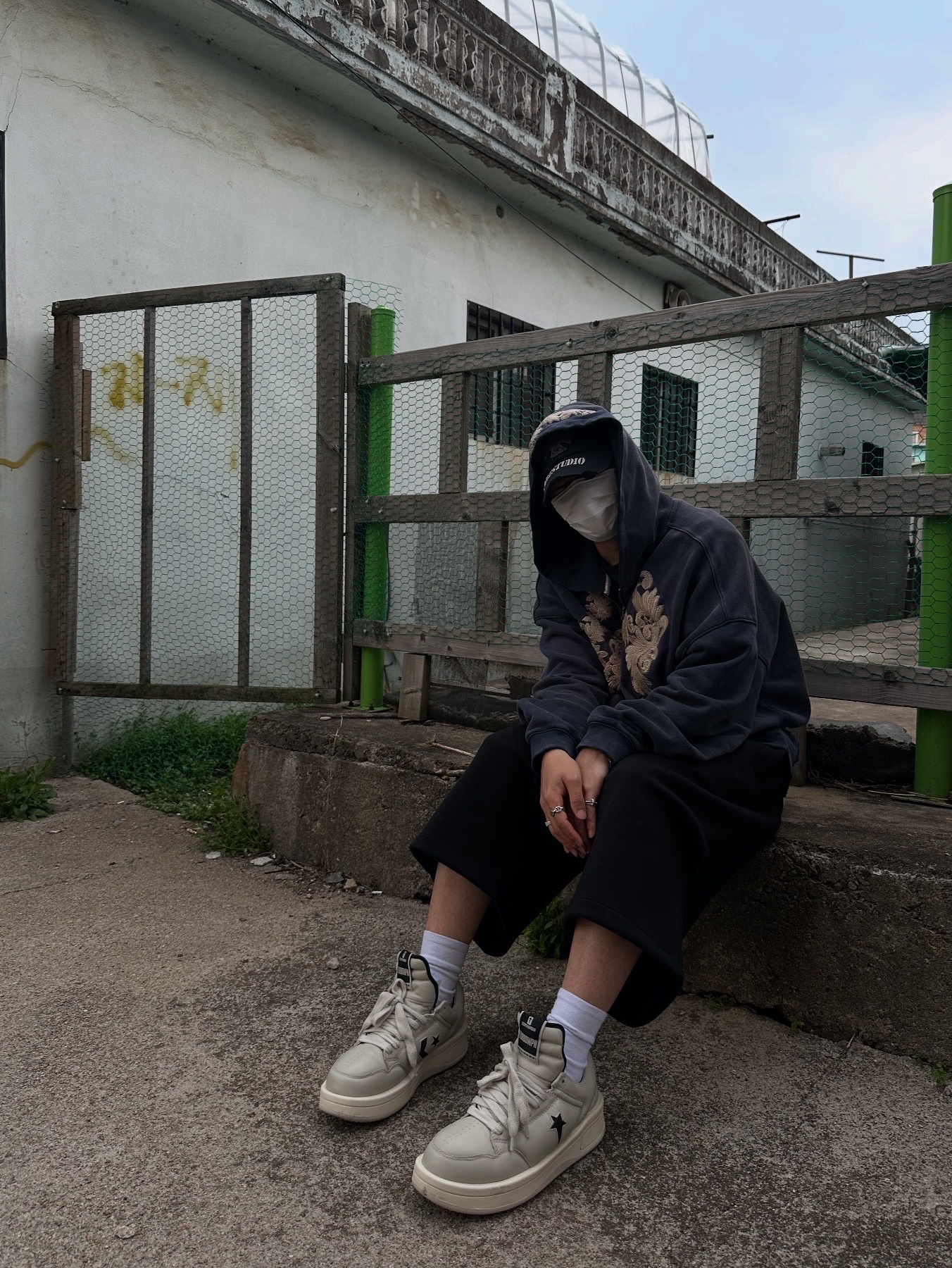 Converse x Drkshdw Turbowpn Ox Pelican, Nonnod Scuba Shorts Black 착용 스타일 - 3