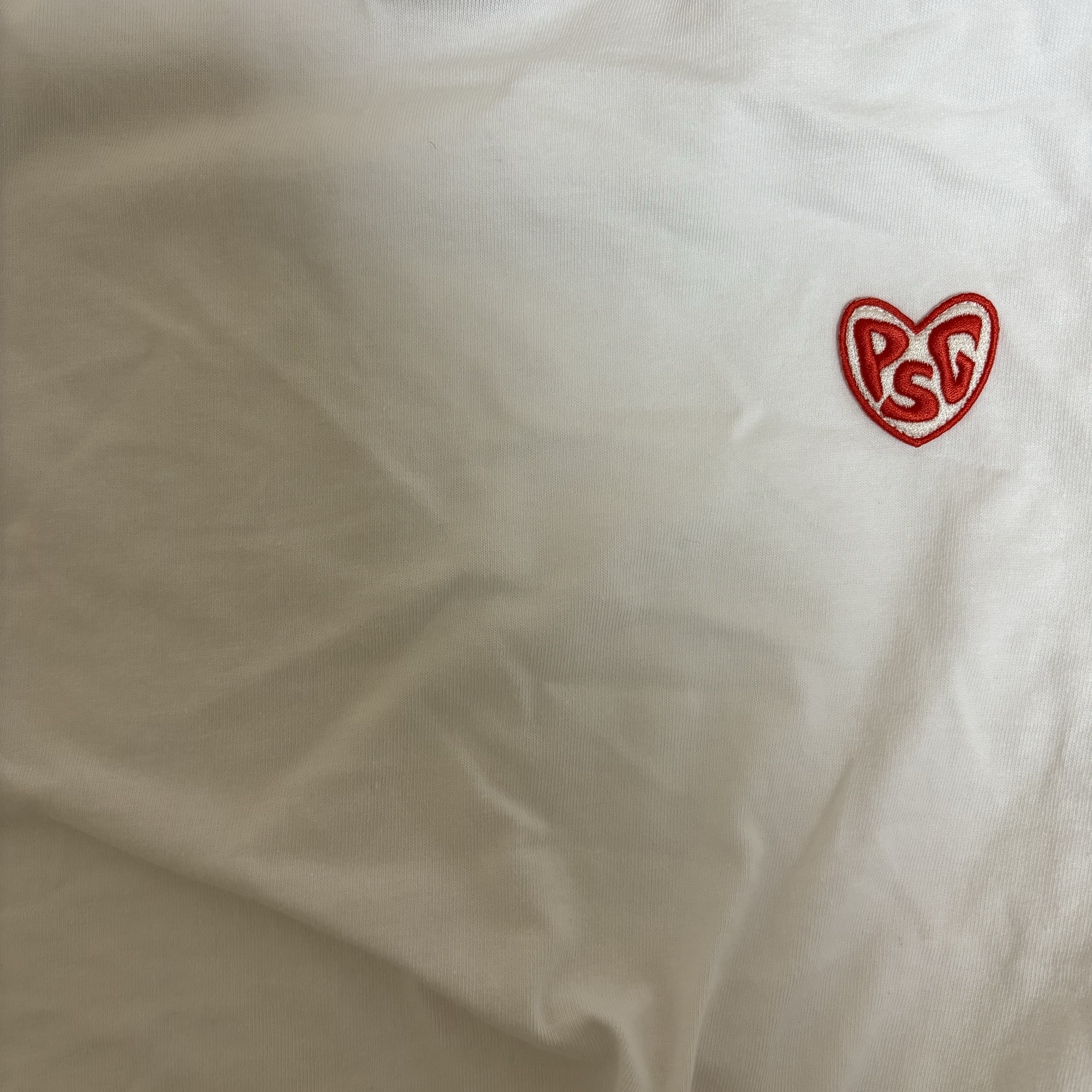 Over The Pitch PSG small heartembroidery crop t 착용 스타일