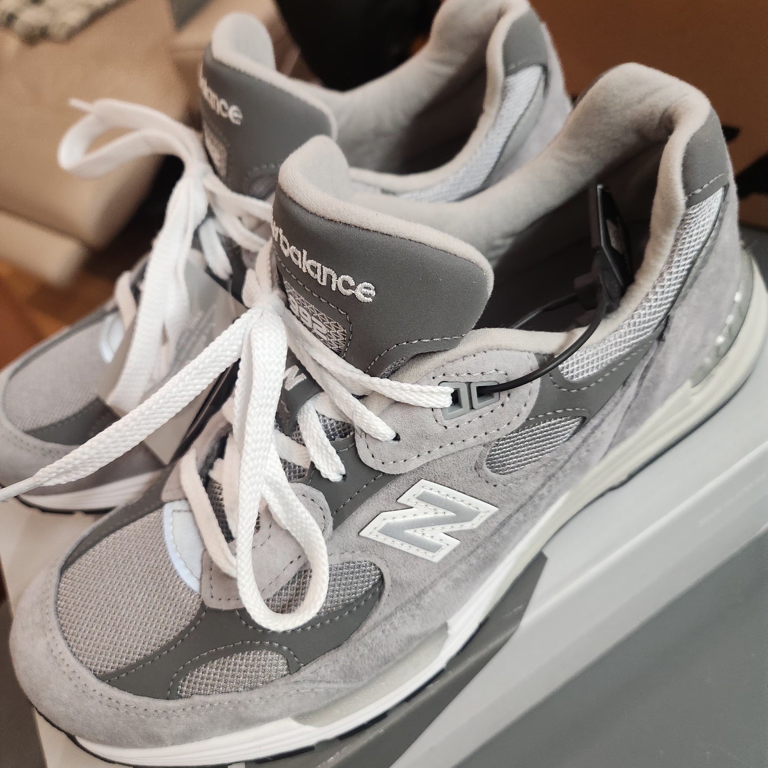 New Balance 992 Made in USA Core Grey Silver Metallic 착용 스타일 - 1