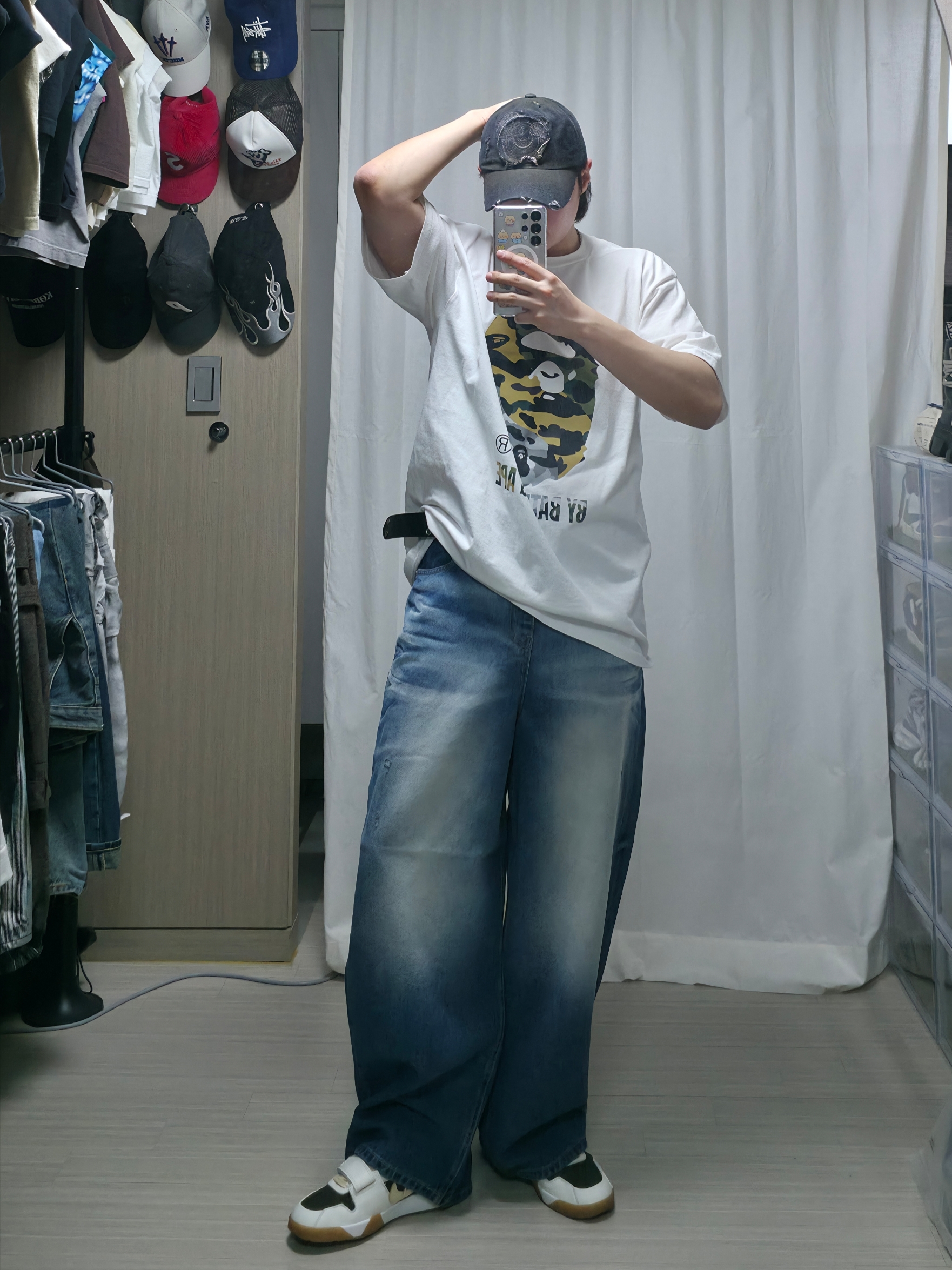Jordan x Travis Scott Jumpman Jack TR Sail and Dark Mocha, BAPE 1st Camo Crazy By Bathing Ape T-Shirt White 착용 스타일 - 3