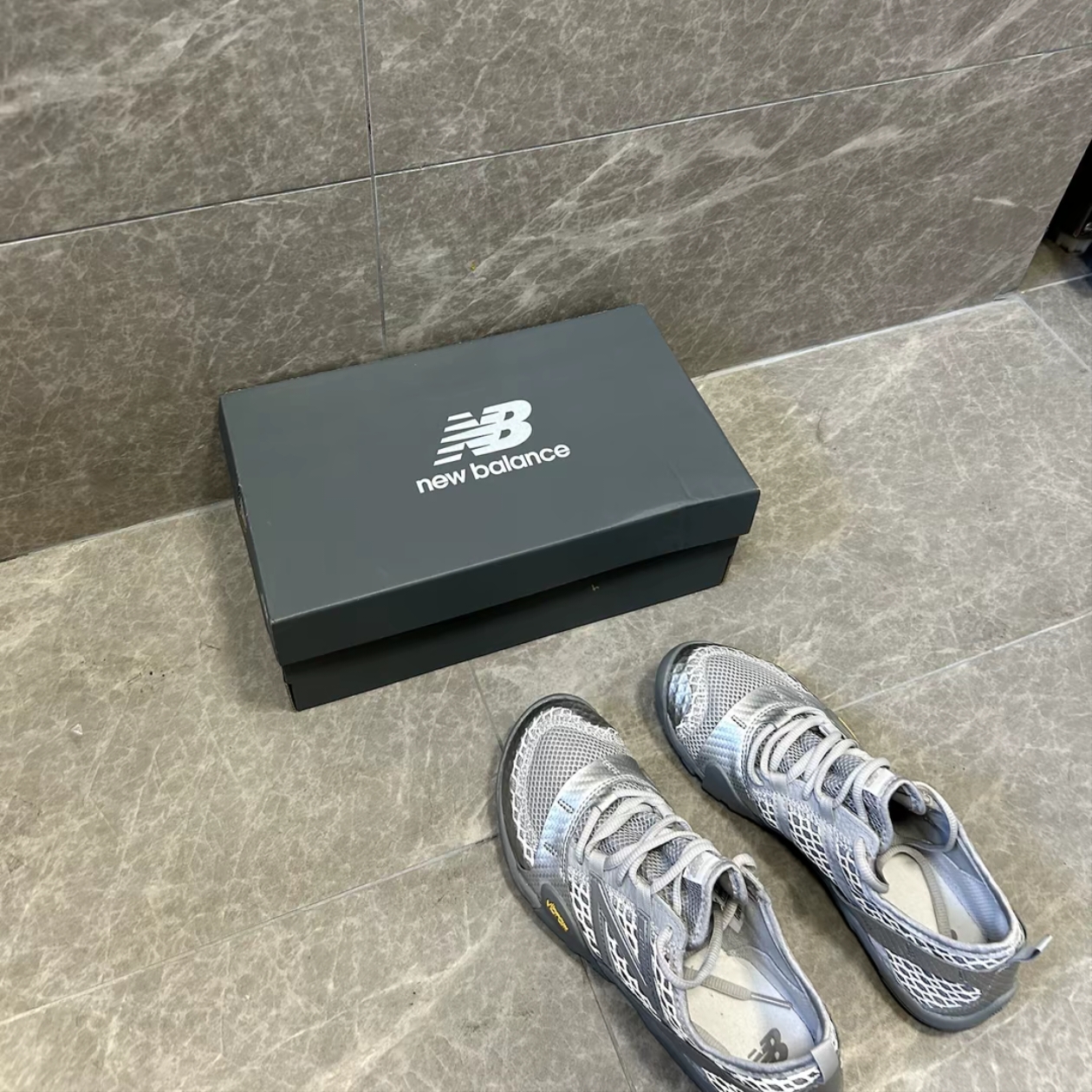 New Balance Minimus MT10O Slate Grey Silver Metallic 착용 스타일