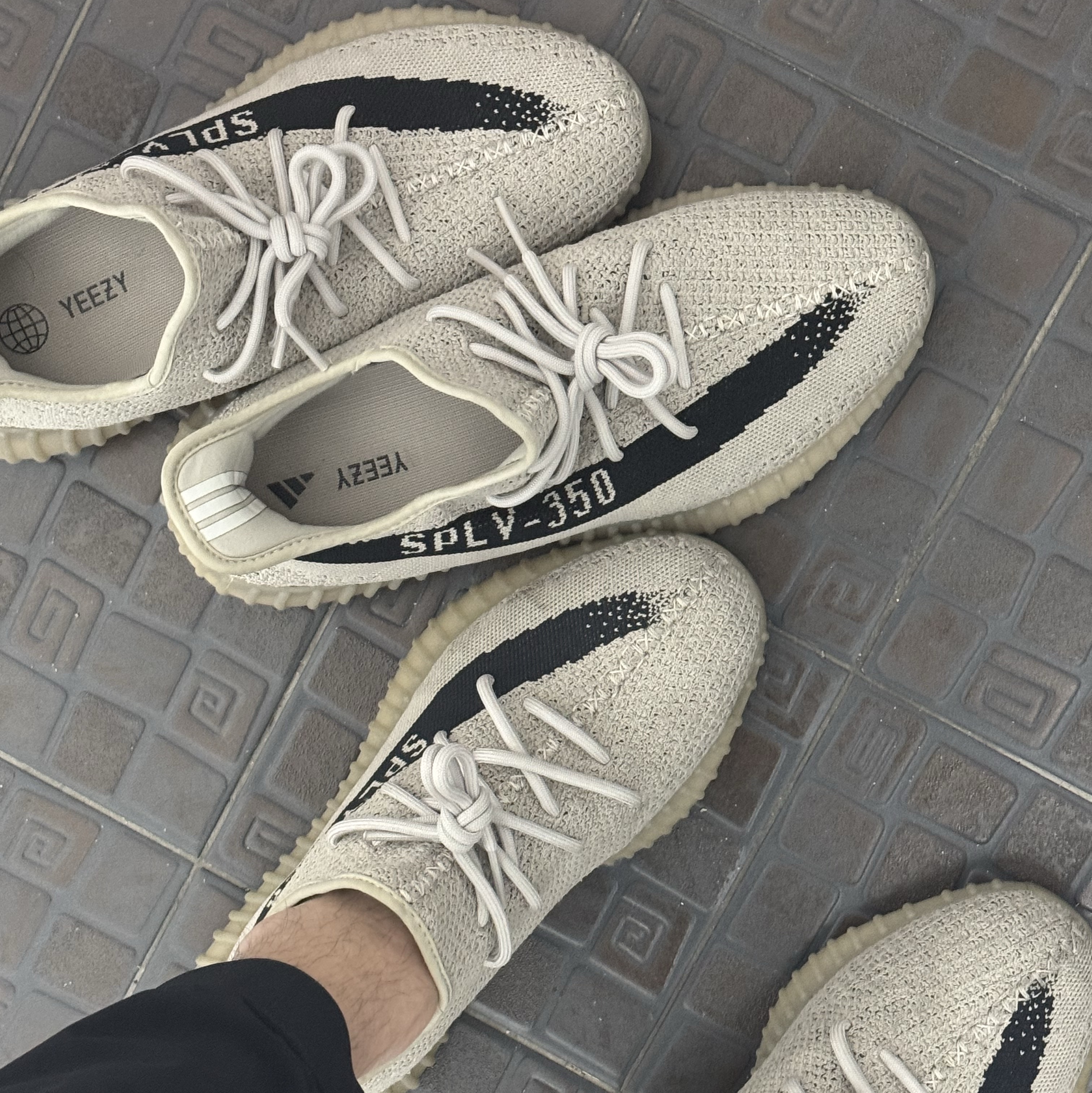 Adidas Yeezy Boost 350 V2 Slate Core Black 2022/2023 착용 스타일