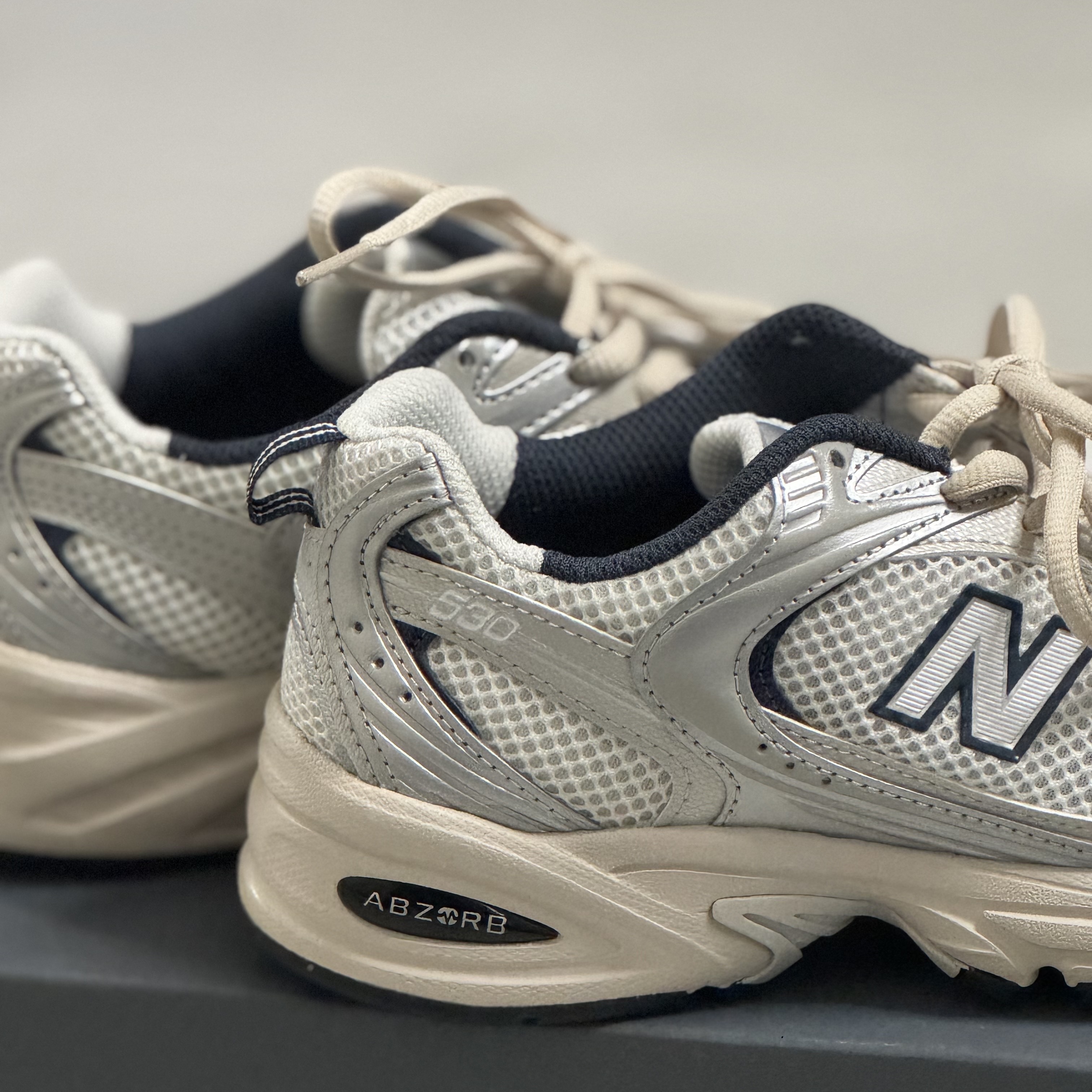 New Balance 530 Steel Grey 착용 스타일 - 2