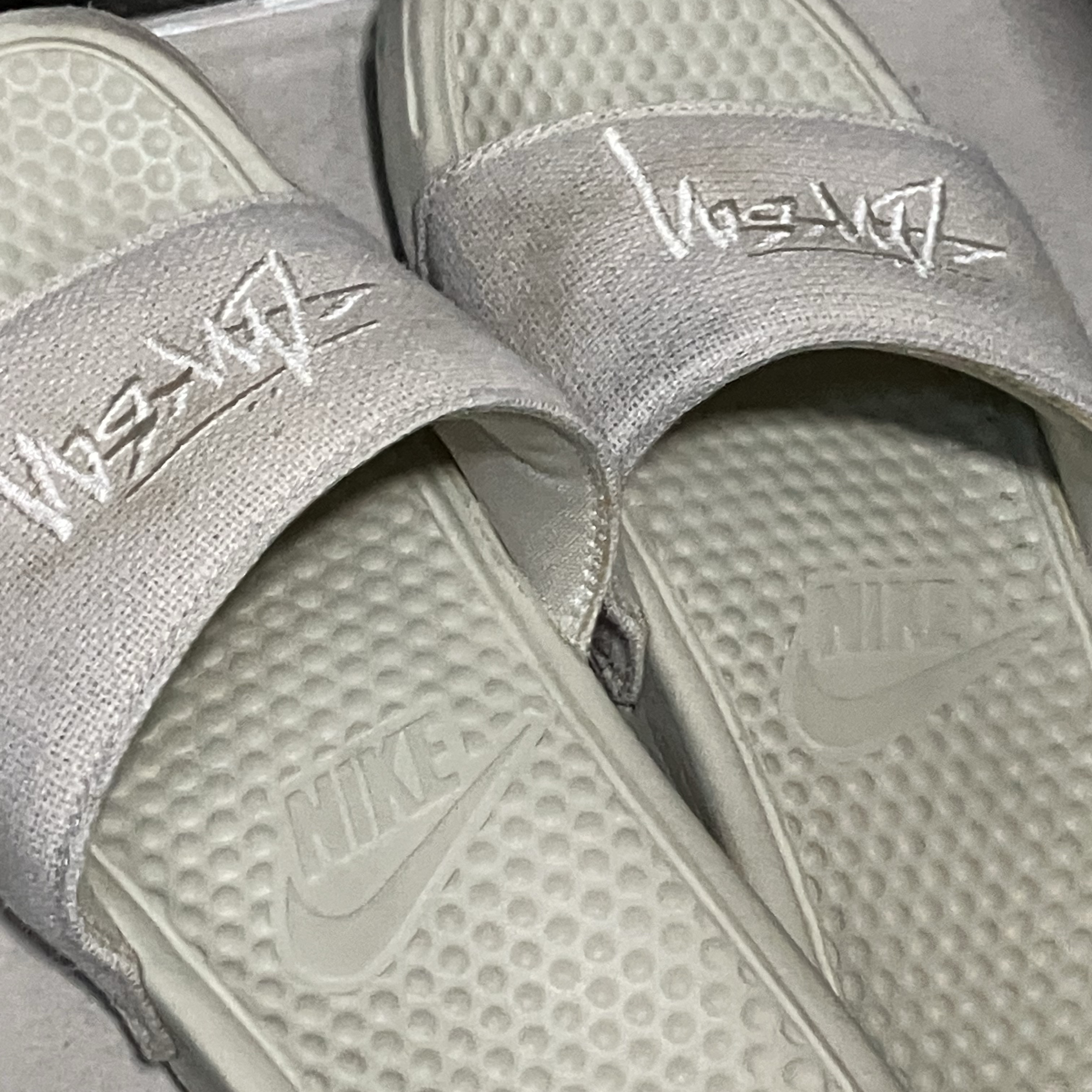 Nike x Stussy Benassi Hemp Slide Fossil Stone 착용 스타일