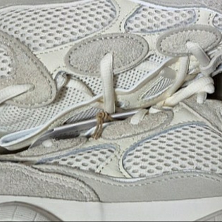 Adidas Yeezy 500 Bone White 착용 스타일