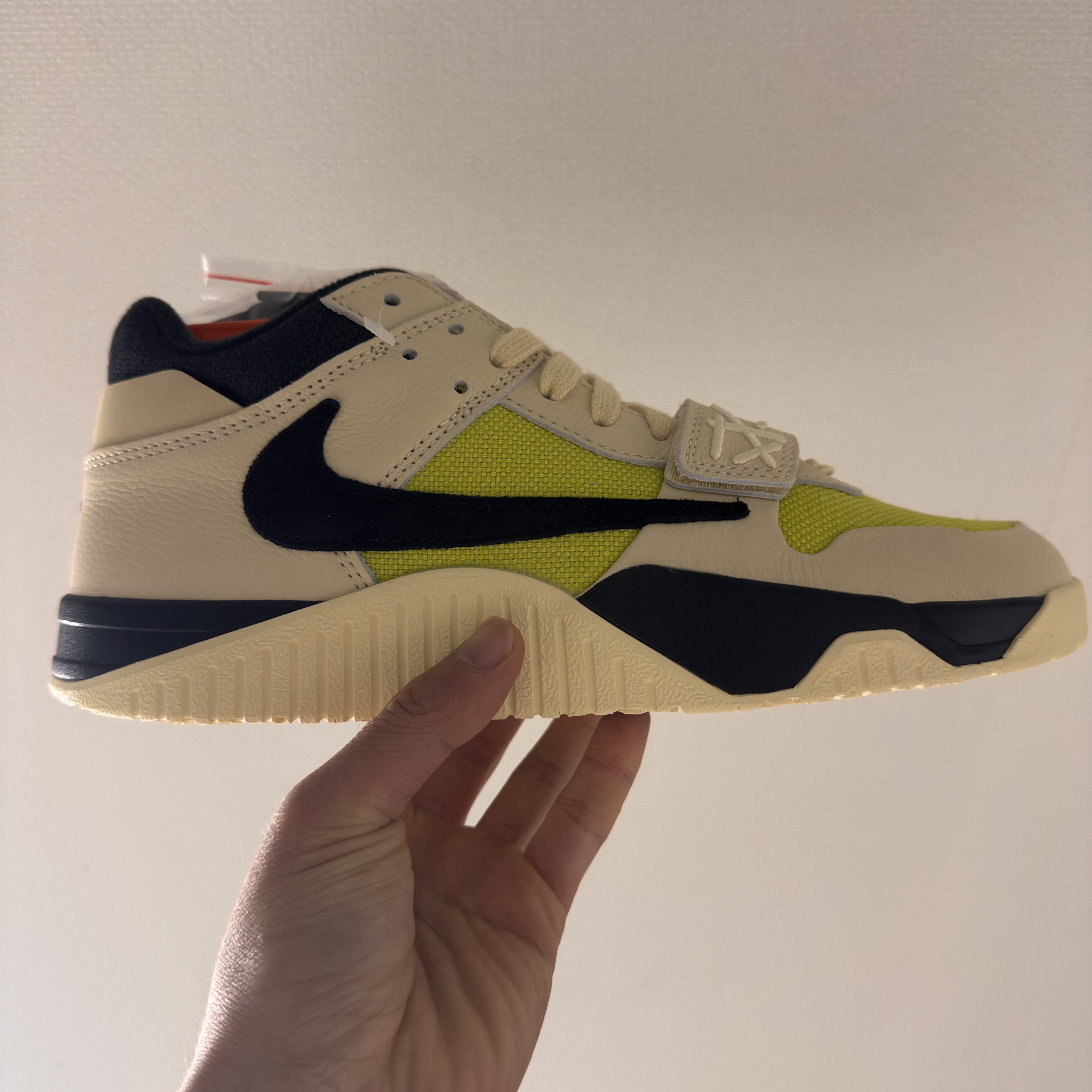 Jordan x Travis Scott Jumpman Jack TR Bright Cactus 착용 스타일 - 1