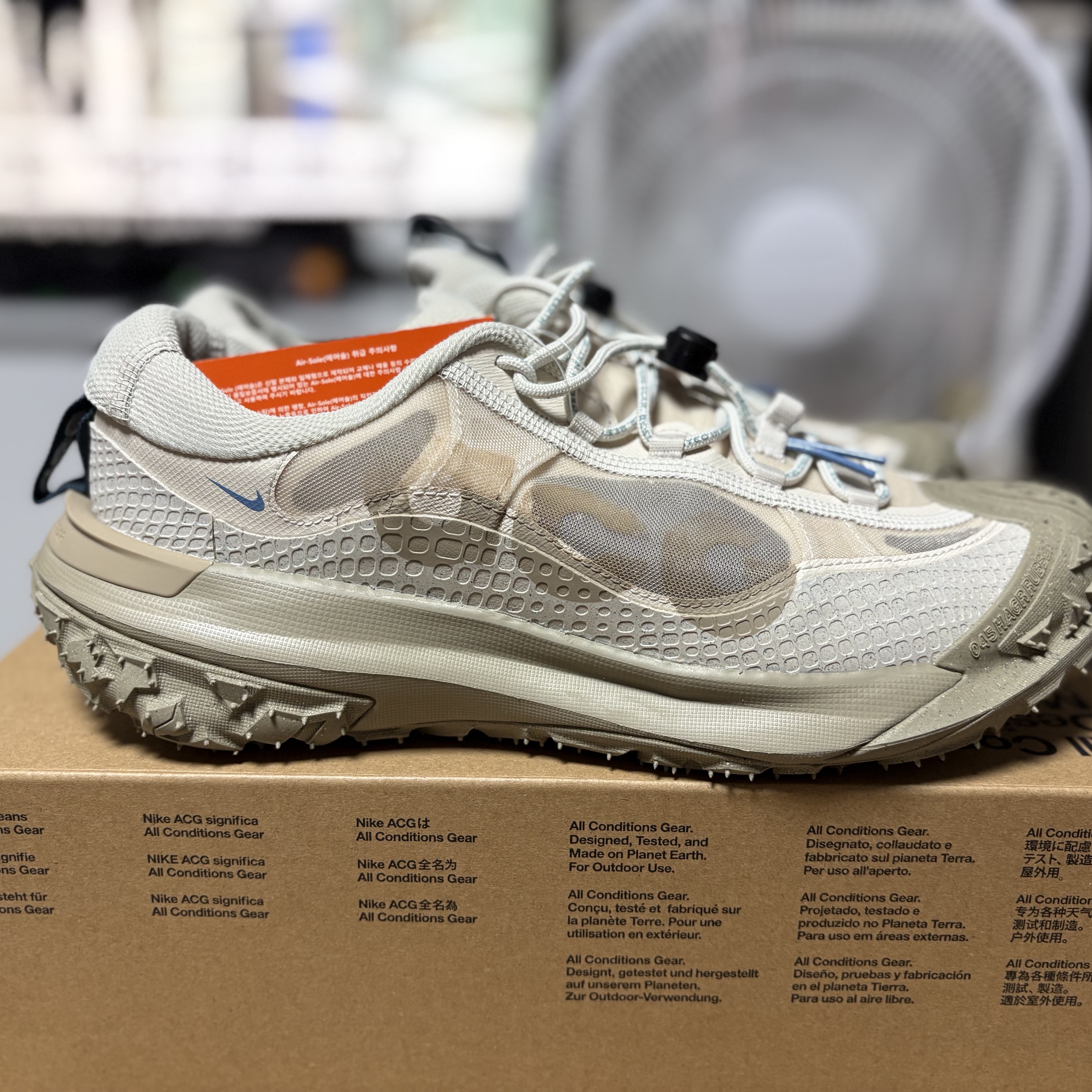Nike ACG Mountain Fly 2 Low Light Orewood Brown Khaki 착용 스타일 - 3