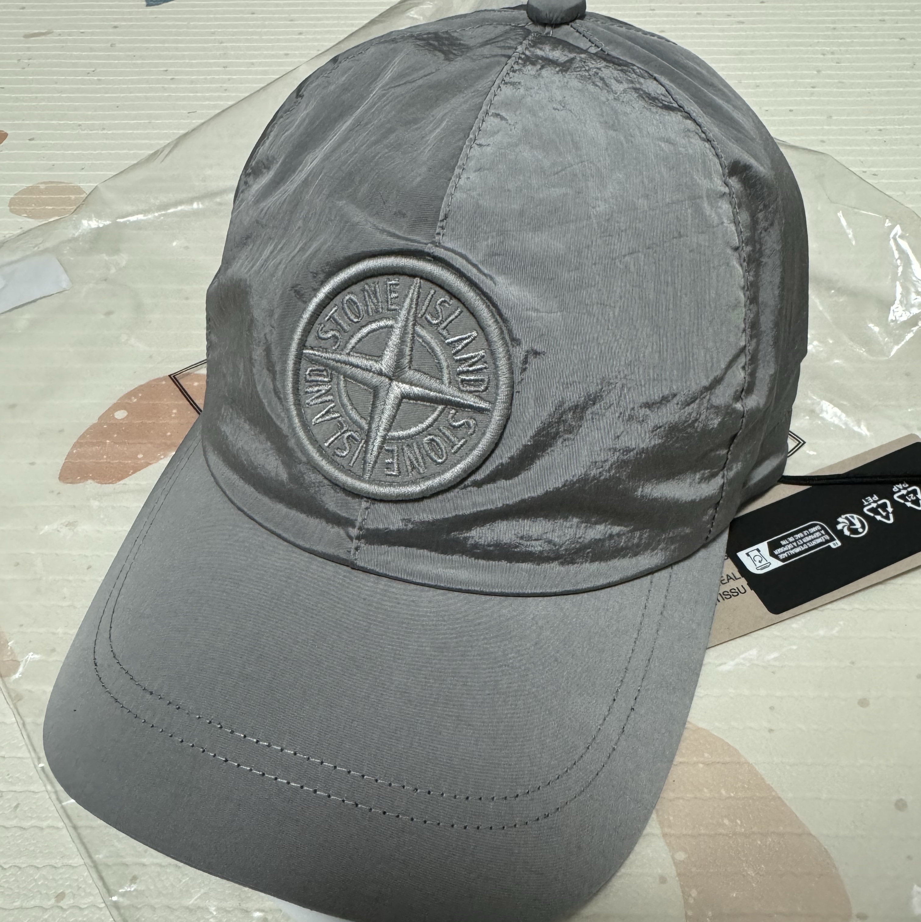 Stone Island 9100995 Nylon Metal in Econyl Baseball Cap Pearl Grey - 25SS 착용 스타일