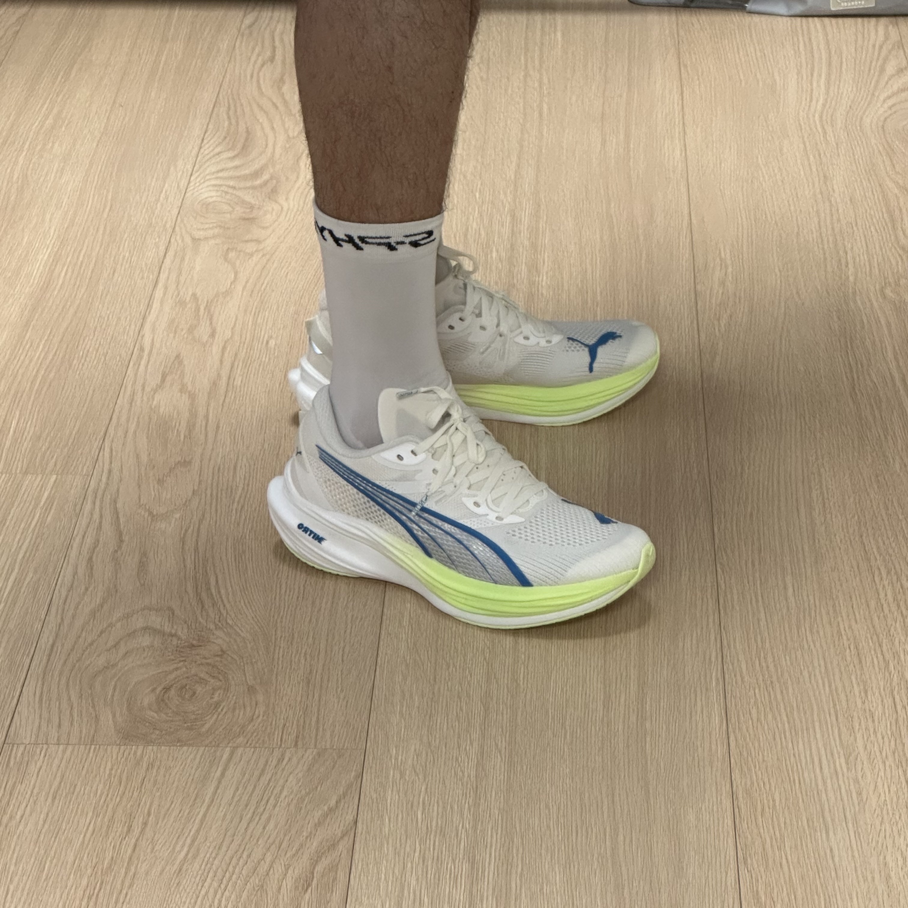 Puma Deviate Nitro 3 Wide Frosted Ivory Tropical Blue 착용 스타일 - 3