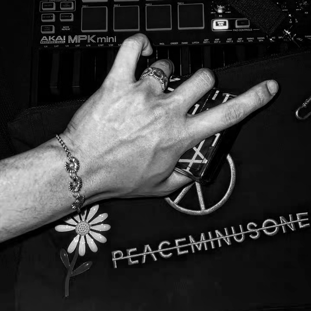 Peaceminusone Daisy Bracelet #1 Silver, Peaceminusone Daisy Brooch #1 착용 스타일 - 1
