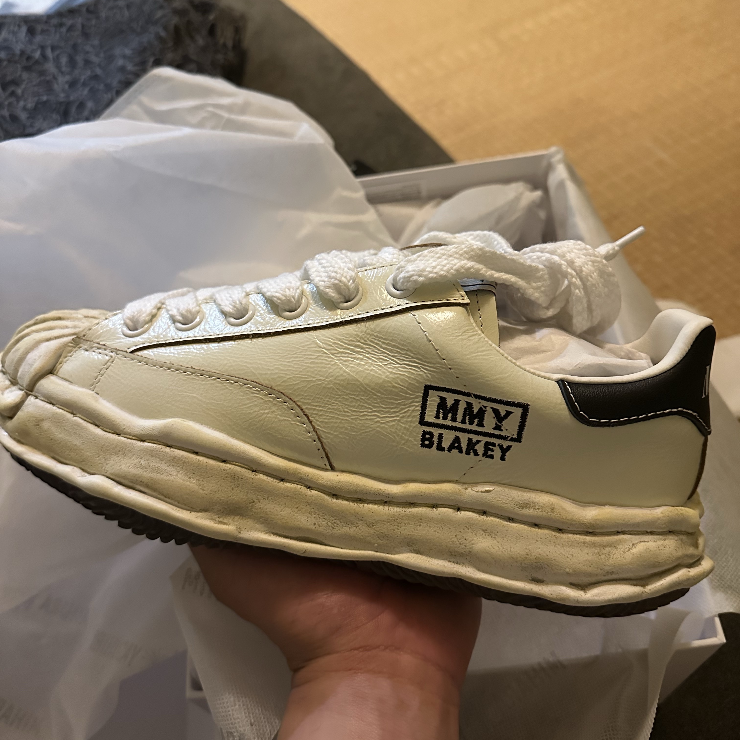 Maison Mihara Yasuhiro Blakey OG Sole Wrinkled Leather Low-top Sneakers White 착용 스타일 - 2
