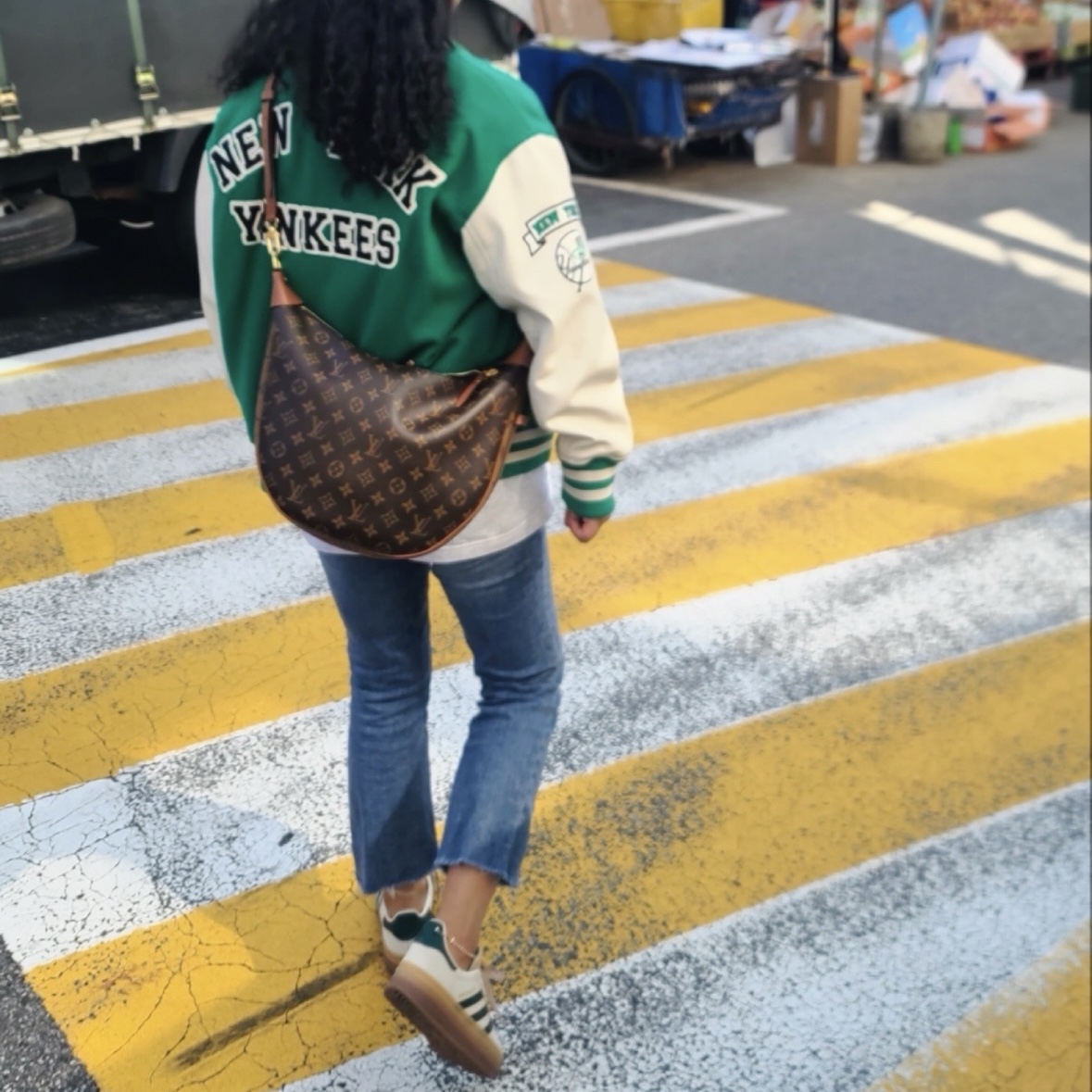 Louis Vuitton Loop Hobo Monogram, (W) Adidas Gazelle Bold Cream White Collegiate Green 착용 스타일