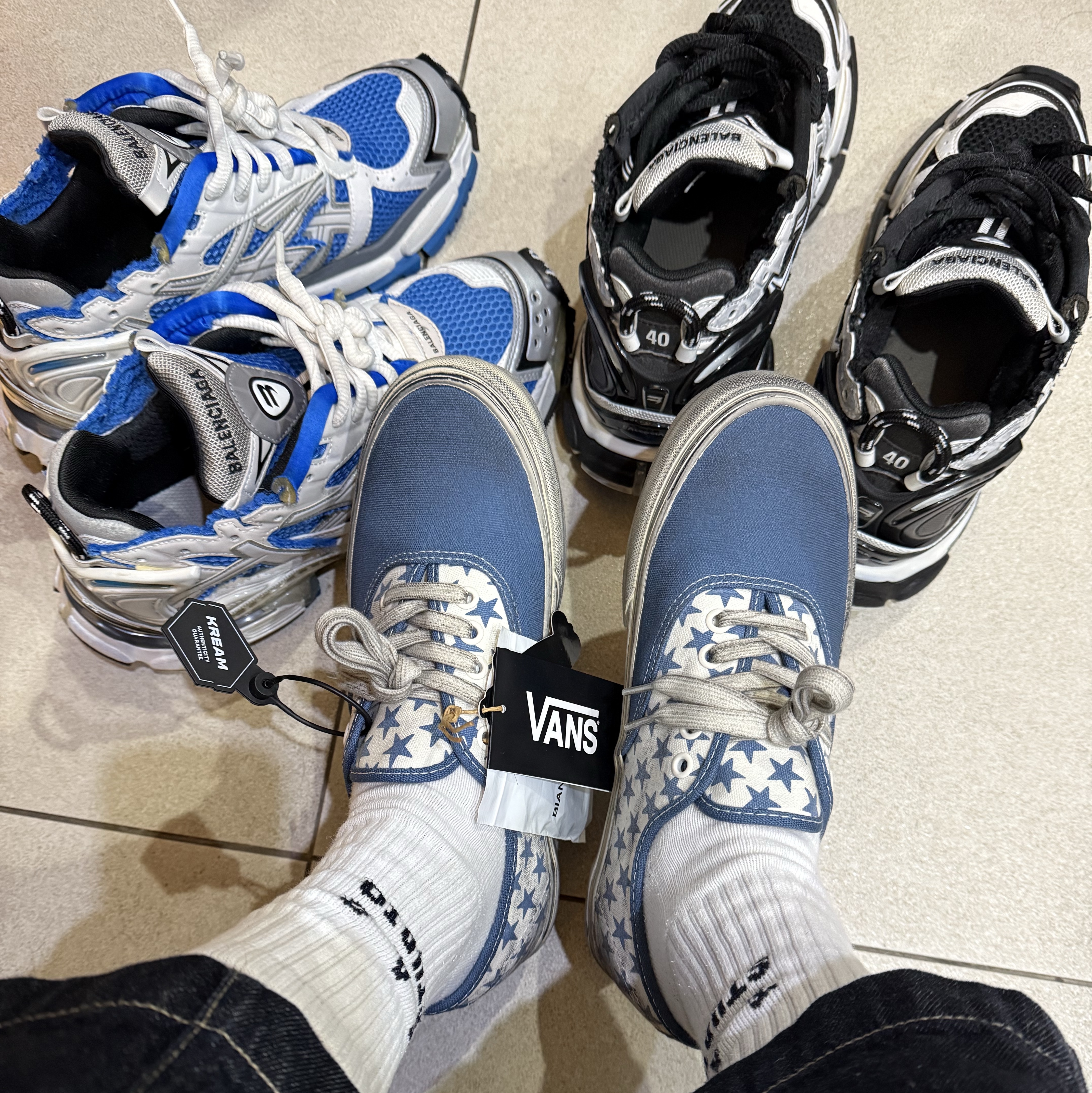 Balenciaga Runner Sneakers Black White 착용 스타일