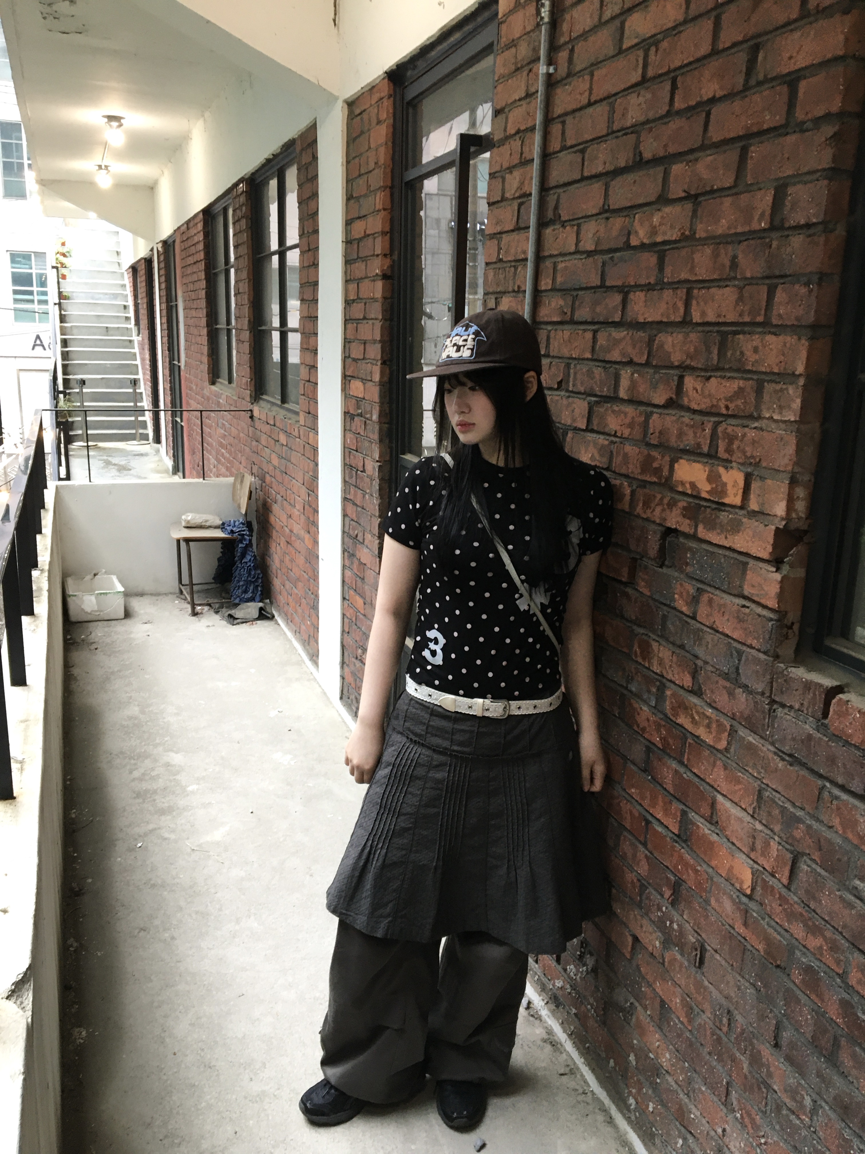 Sansan Gear Cross Bag Warm Grey - 24SS, COYSEIO Flower Pintuck Skirt Charcoal 착용 스타일 - 3