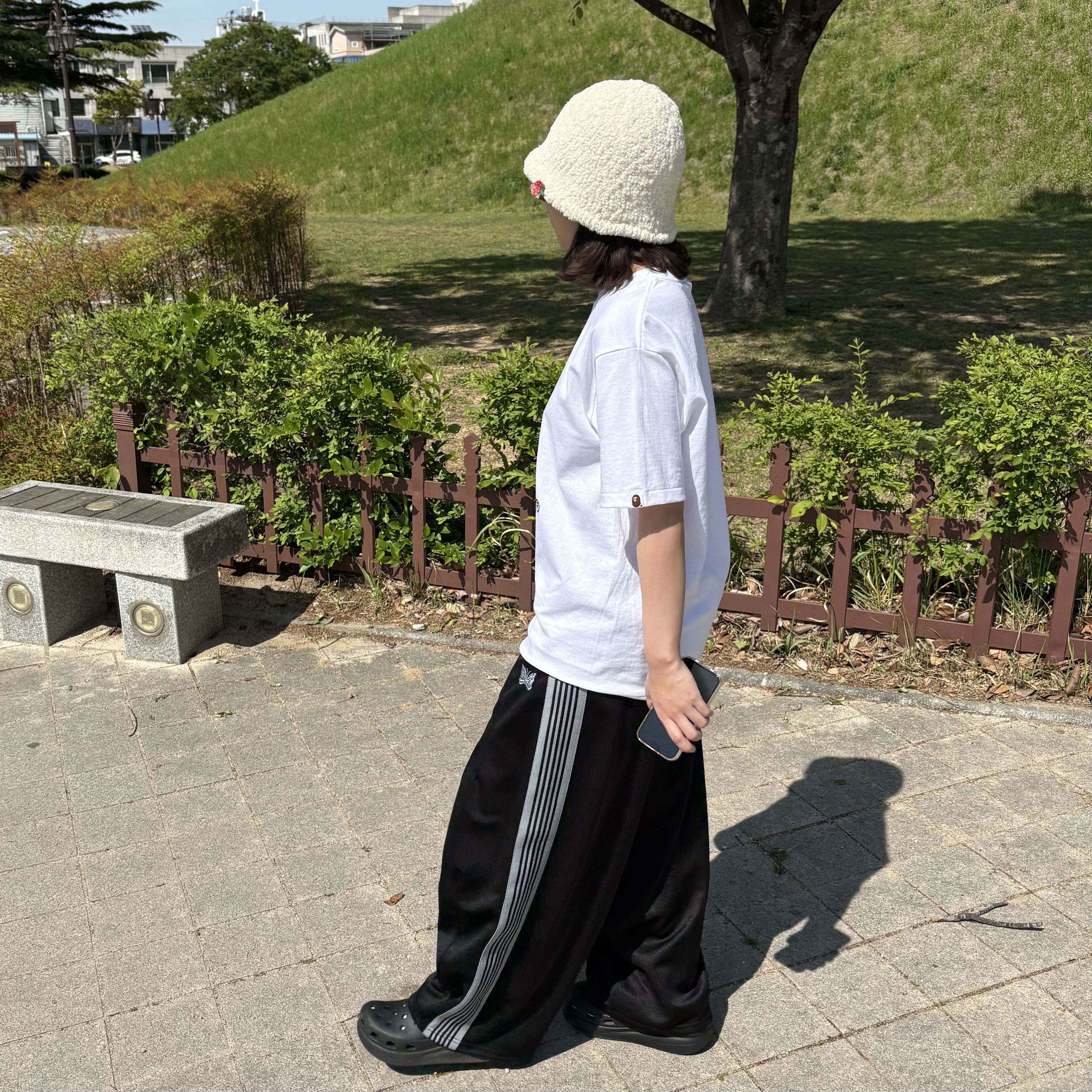 Needles x Jeans Factory H.D. Track Pants Poly Smooth Black, BAPE Baby Milo T-Shirt White 착용 스타일 - 2