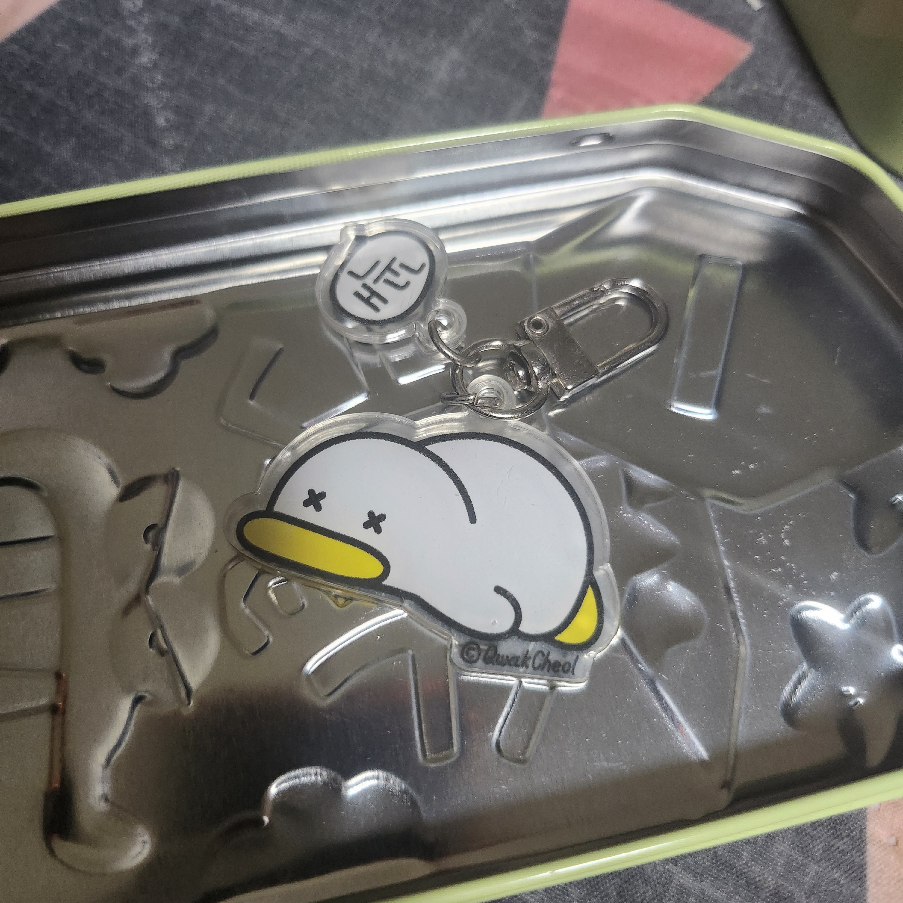 QwakCheol Random Acrylic Keyring 착용 스타일