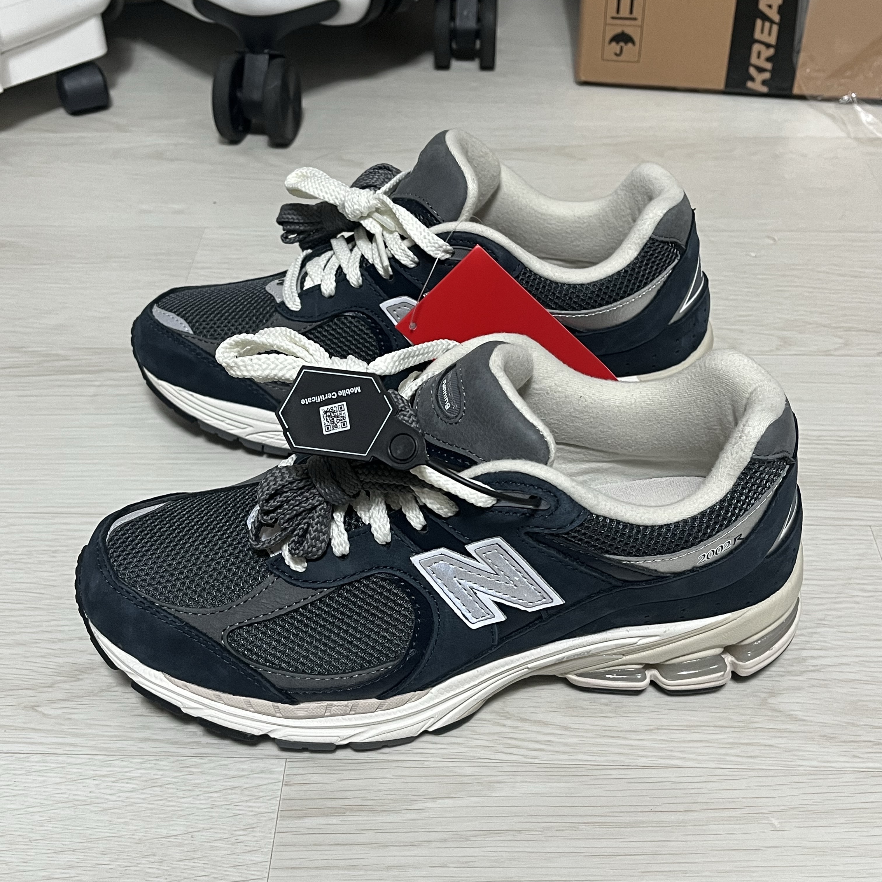 New Balance 2002R Premium Vintage Navy Grey 착용 스타일