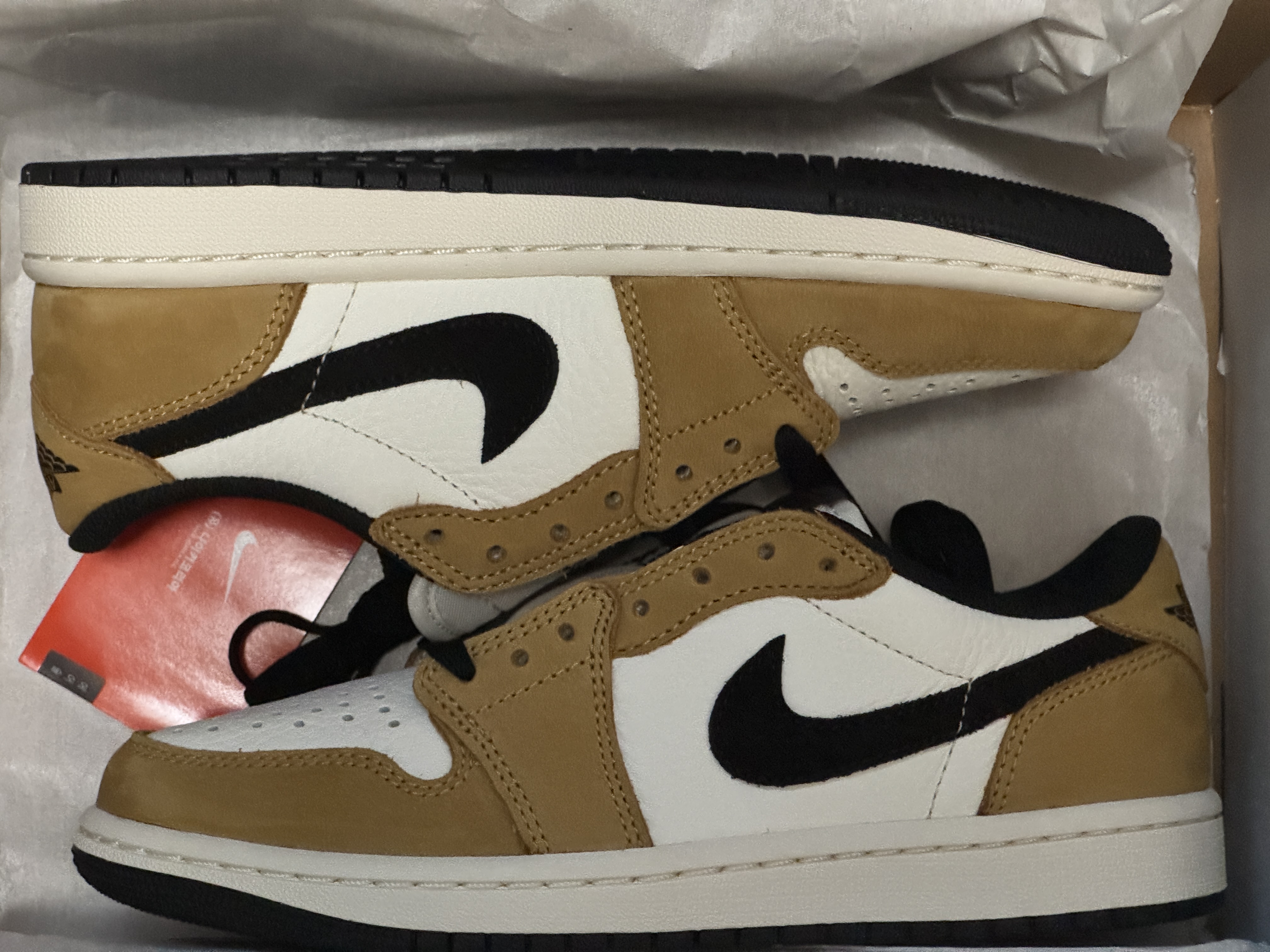 Jordan 1 Low OG Sail and Golden Harvest 착용 스타일
