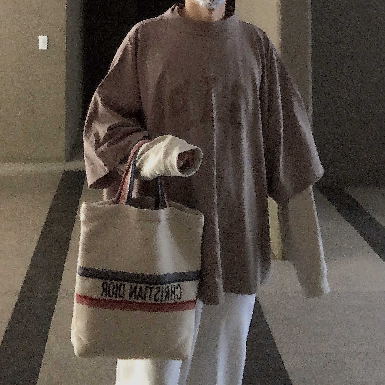 Dior Medium Dior Book Tote Ecru Multicolor 4 Saisons Printemps Soleil, Yeezy Gap Engineered By Balenciaga Dove 3/4 Sleeve T-Shirt Beige 착용 스타일 - 2