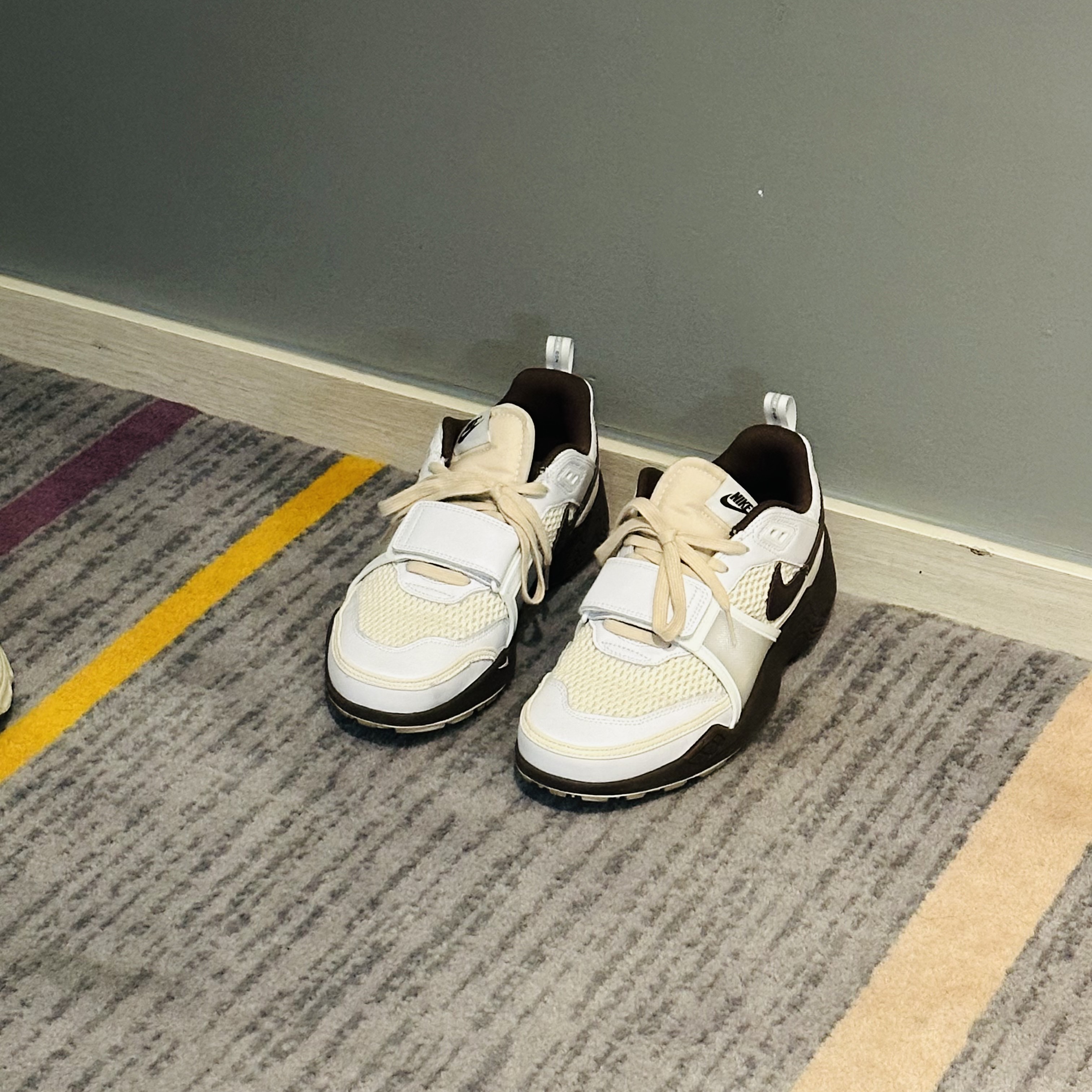 Nike x Travis Scott Zoom Field Jaxx White and Light Chocolate 착용 스타일