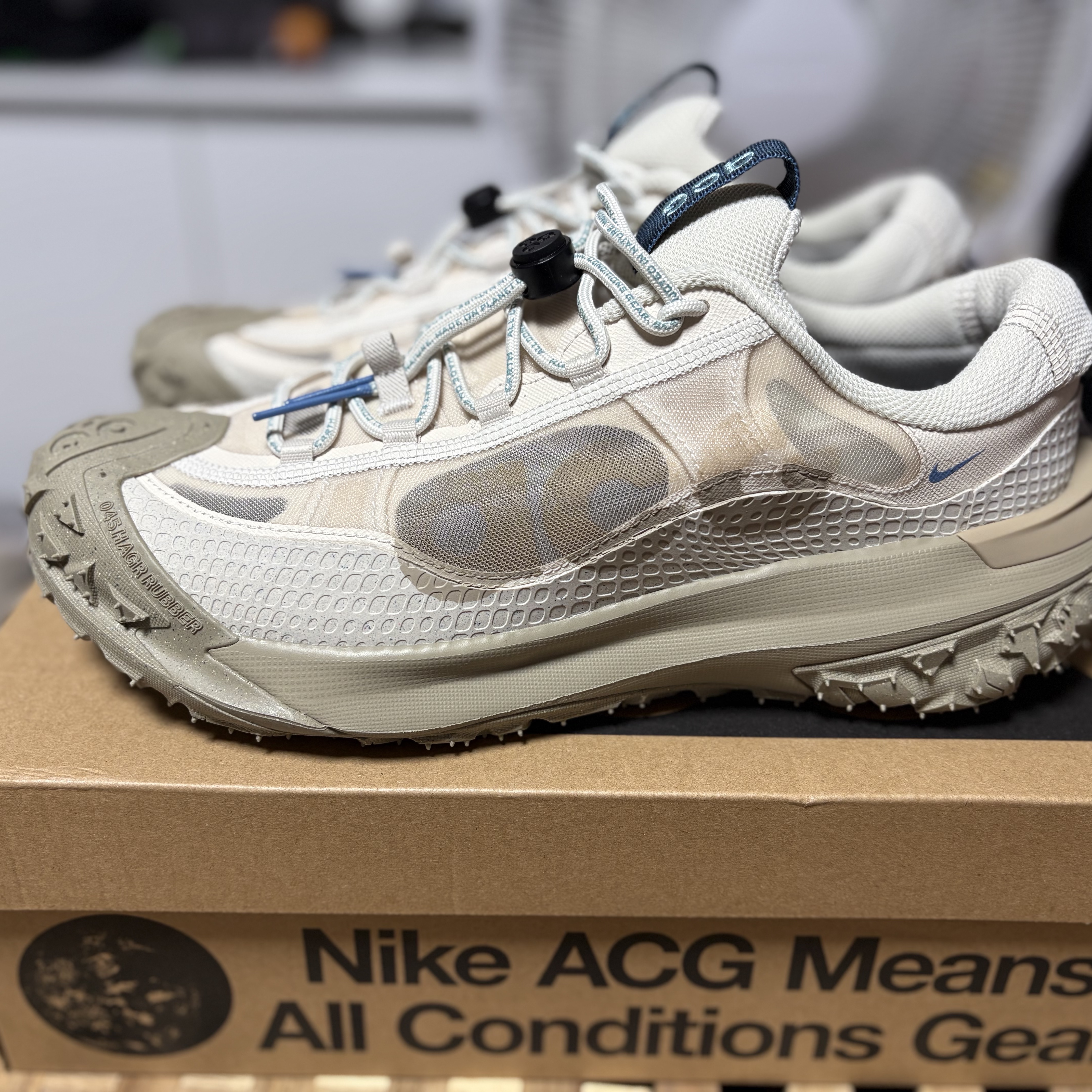 Nike ACG Mountain Fly 2 Low Light Orewood Brown Khaki 착용 스타일 - 1