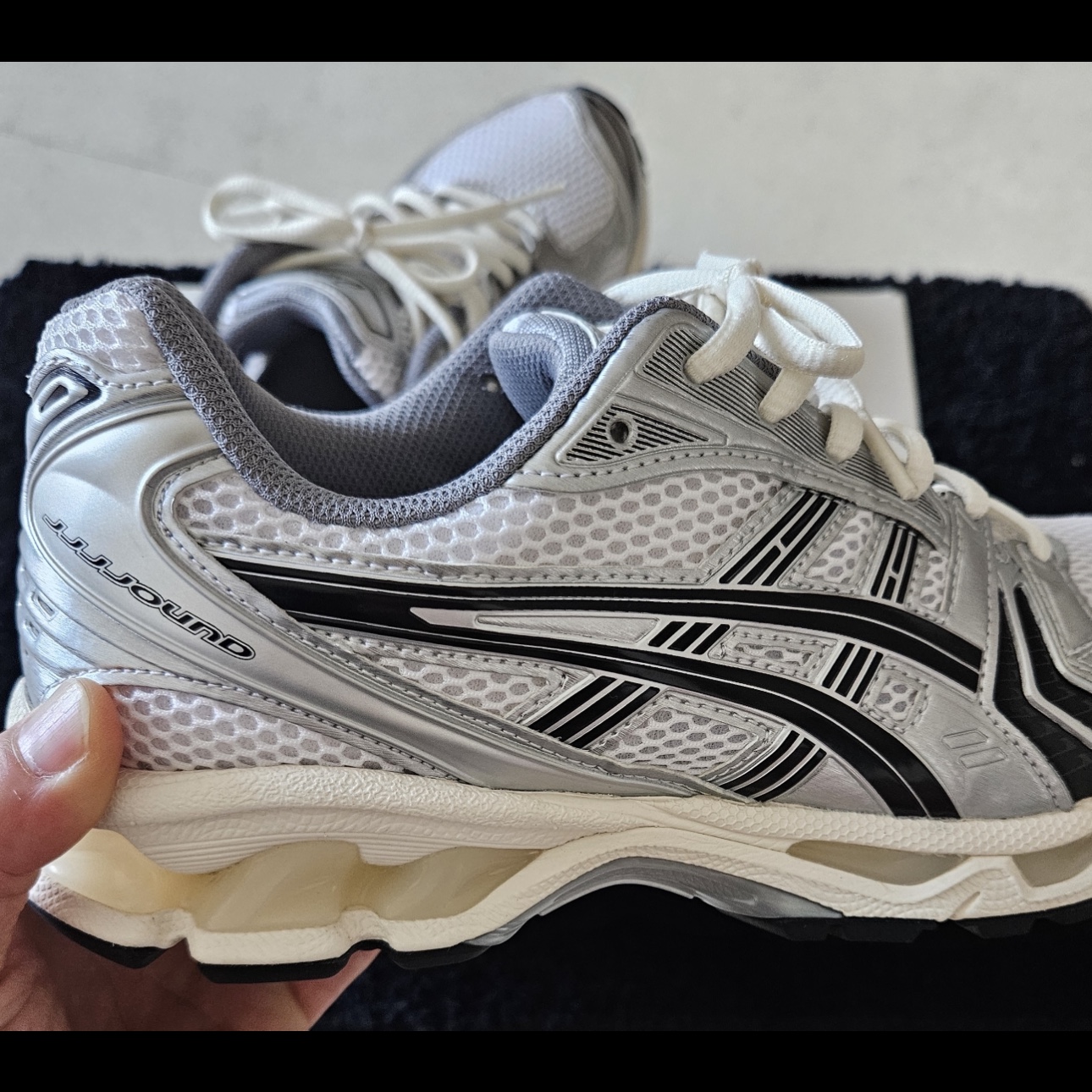 Asics x JJJJound Gel-Kayano 14 Silver Black 착용 스타일 - 4