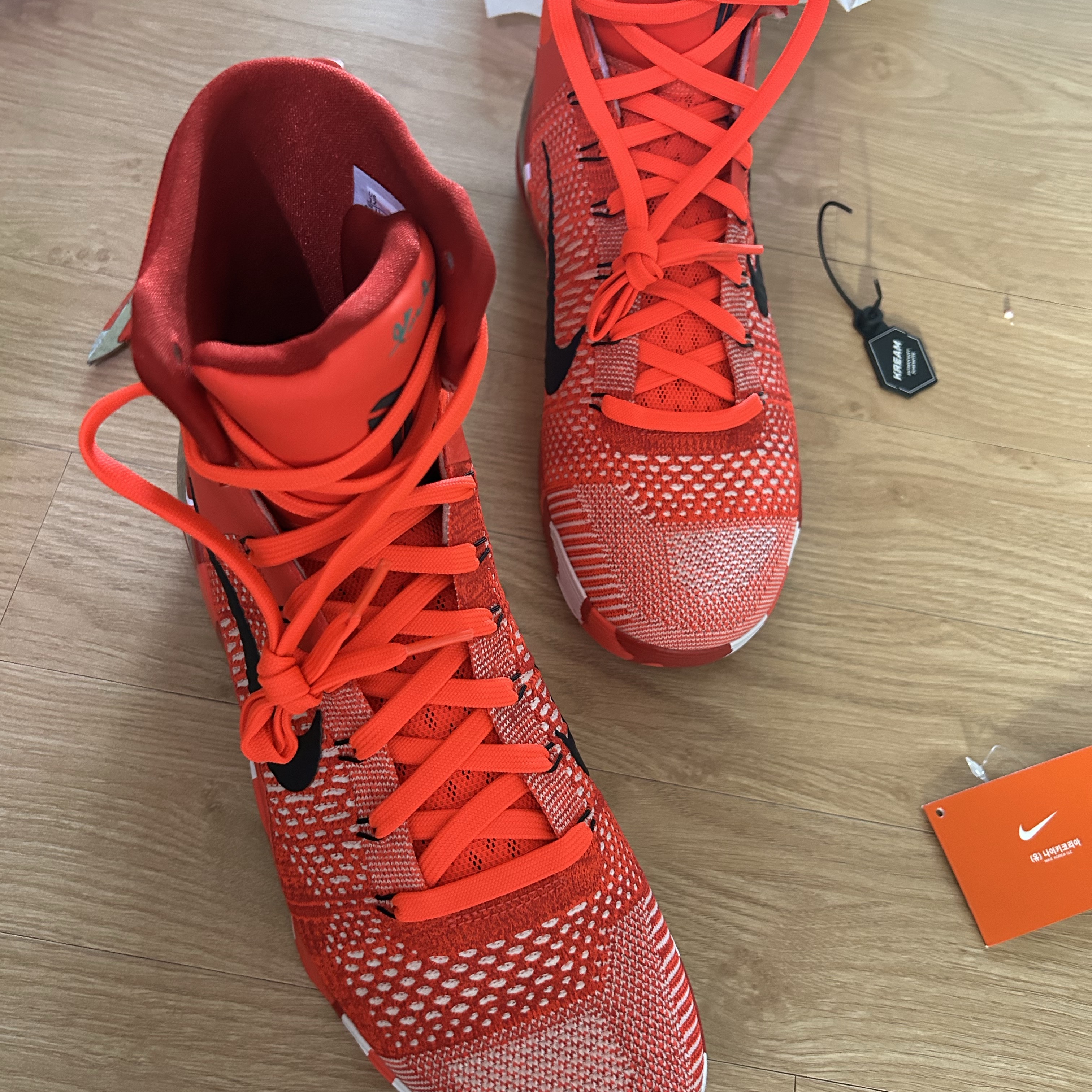 Nike Kobe 9 Elite High Protro Bright Crimson and Emerald Green 착용 스타일