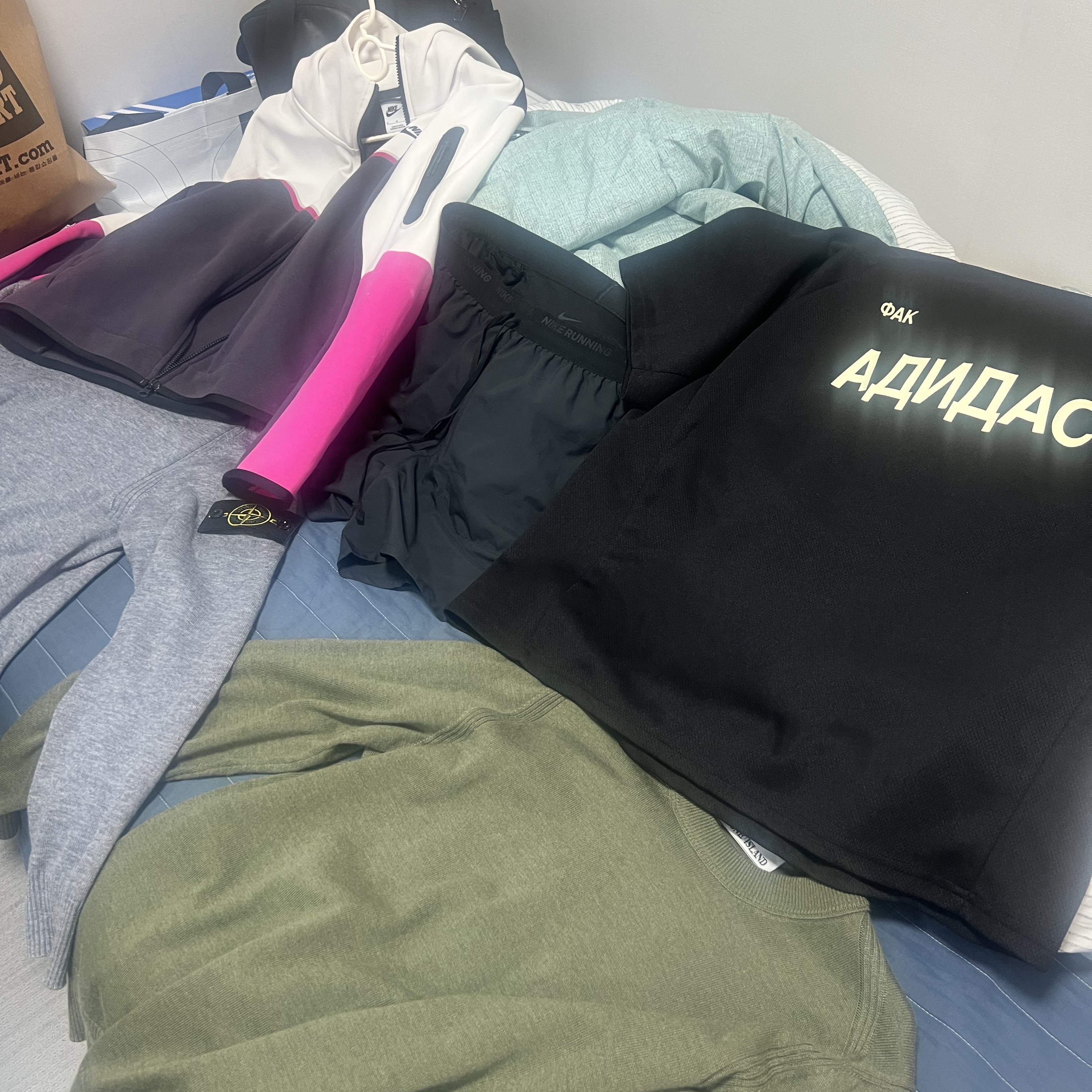 Stone Island 526A1 Stretch Wool Crewneck Knit Olive Green - 22FW, Yeezy x Gosha Rubchinskiy YZY Jersey Black (Vultures Listening Experience Korea Exclusive) 착용 스타일