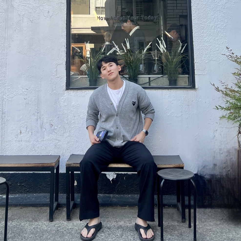 Play Comme des Garcons Black Heart Knit Cardigan Grey 착용 스타일 - 1