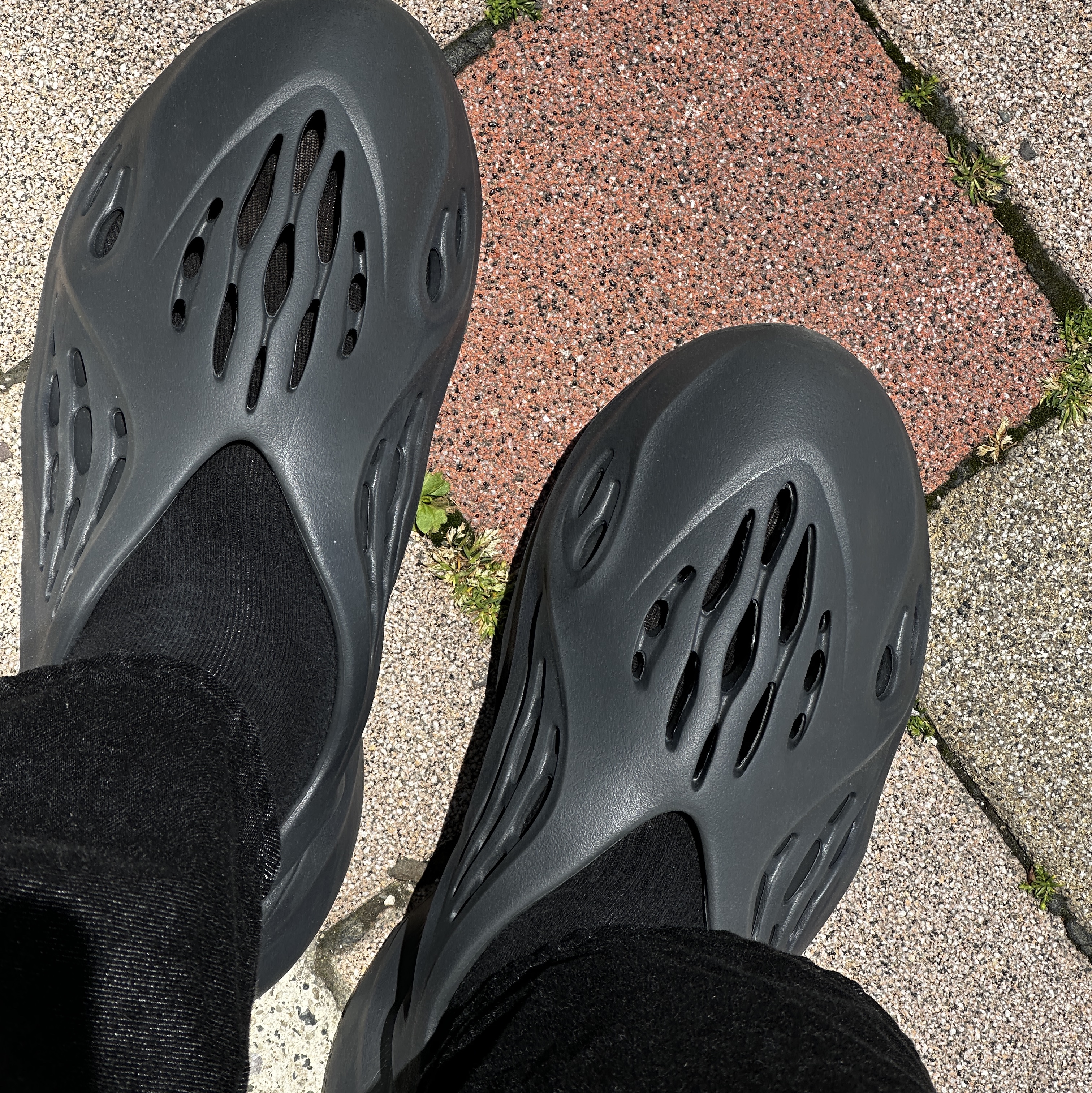 Adidas Yeezy Foam RNNR Onyx 착용 스타일