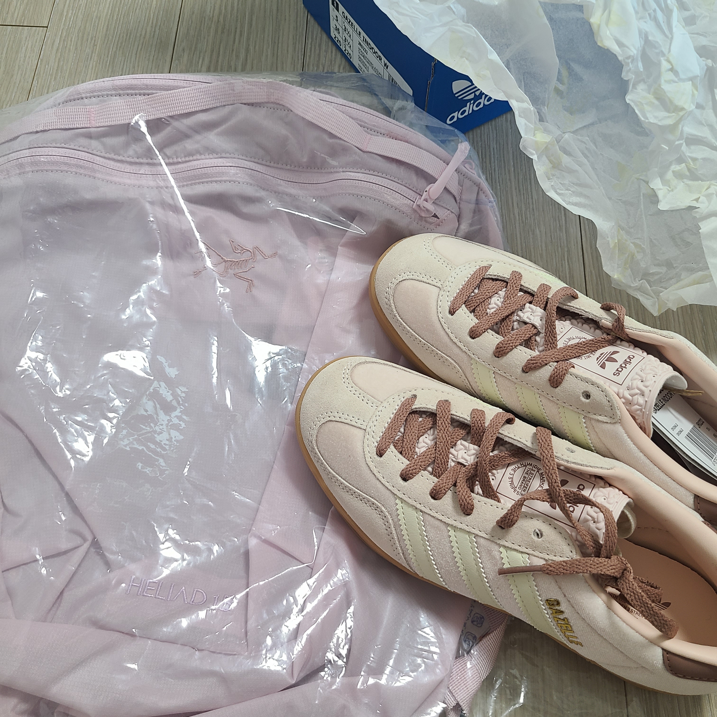 (W) Adidas Gazelle Indoor Wonder Quartz Warm Clay, Arc'teryx Heliad 15 Backpack Pink Glow 착용 스타일