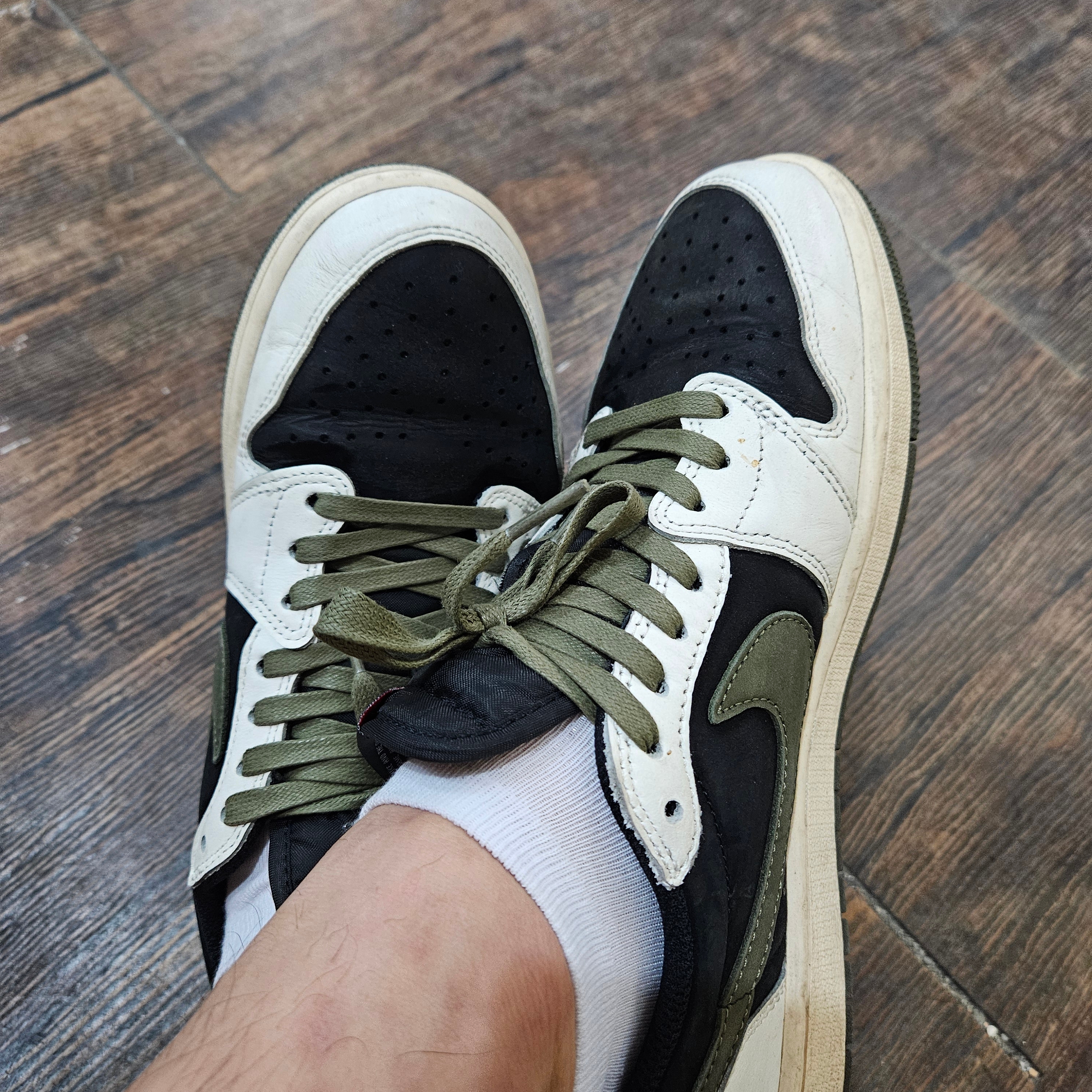 (W) Jordan 1 x Travis Scott Retro Low OG SP Medium Olive, Jordan 1 x Travis Scott Retro Low OG SP Reverse Olive 착용 스타일 - 1