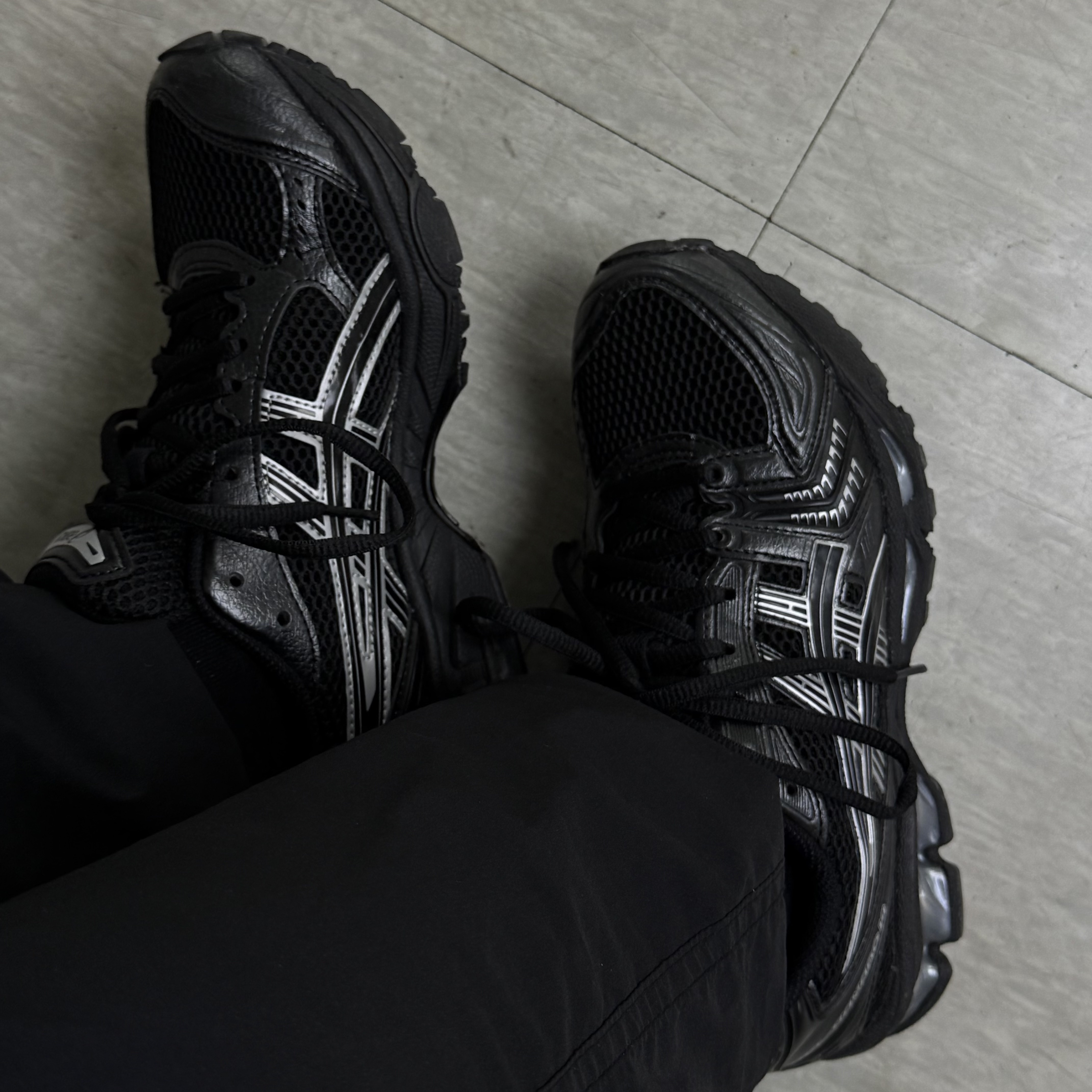 Asics Gel-Kayano 14 Black Pure Silver 착용 스타일 - 1